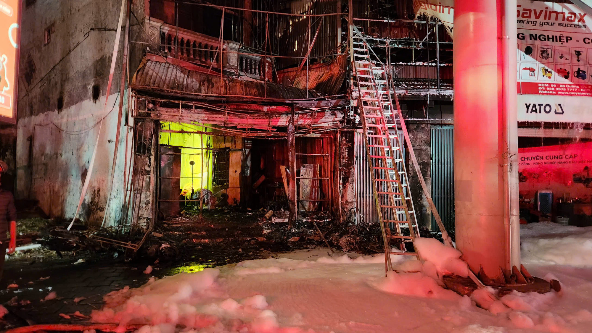 Tầng 1 ngôi nhà bị thiêu rụi hoàn toàn.