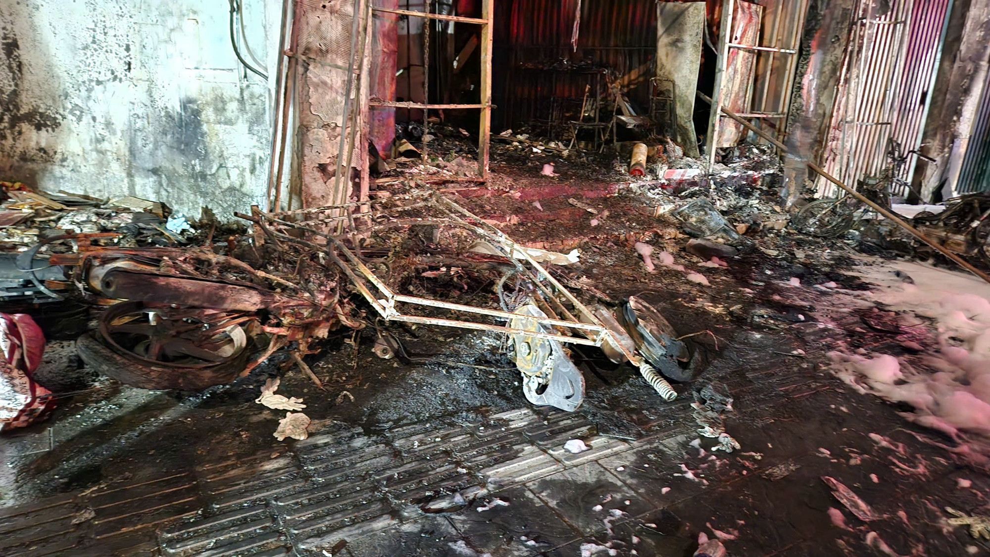 Những chiếc xe máy bên ngoài bị cháy chỉ còn khung sắt.