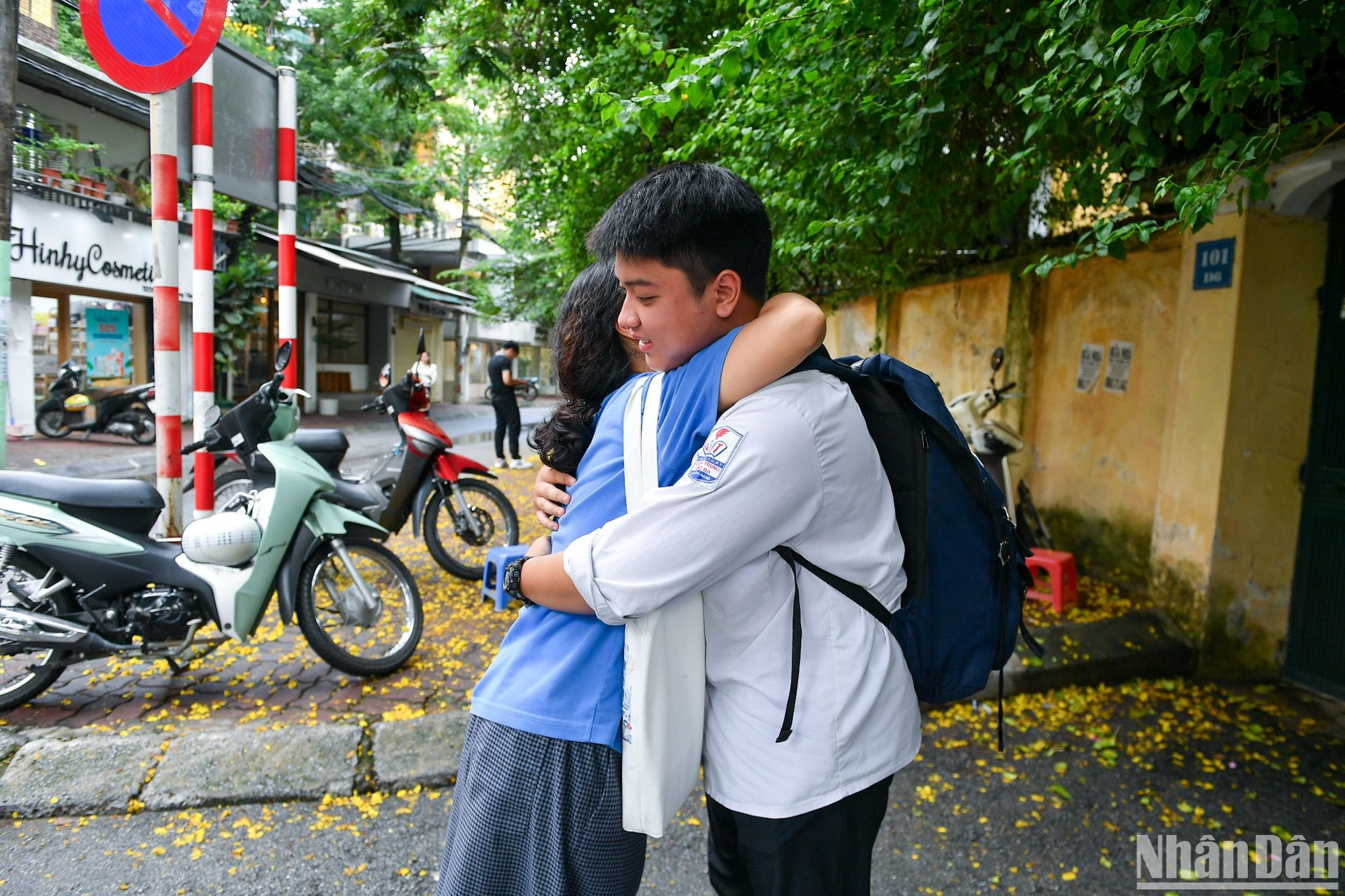 Niềm vui của mẹ con thí sinh sau khi môn thi đầu tiên kết thúc. (Ảnh: Thành Đạt)