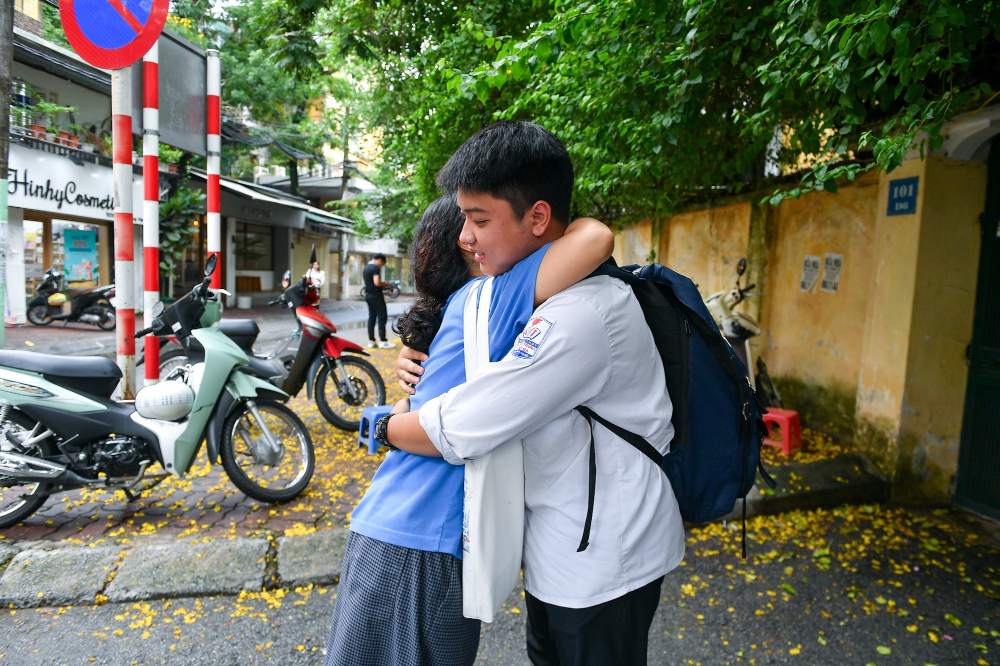 "Mẹ ơi, con làm tốt bài Ngữ văn". (Ảnh: Thành Đạt)