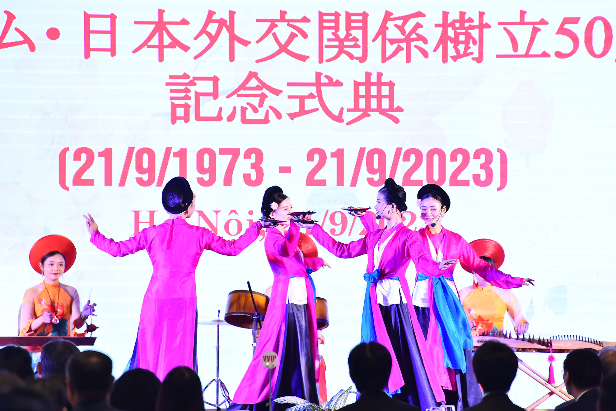 Tiết mục văn nghệ mang âm hưởng truyền thống tại Lễ kỷ niệm. Tiết mục văn nghệ mang âm hưởng truyền thống tại Lễ kỷ niệm.