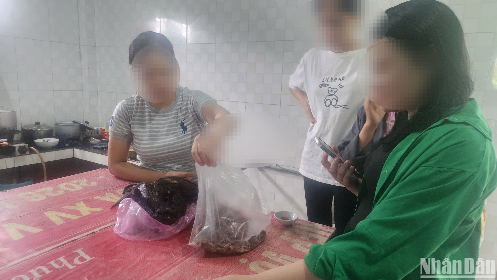 Chủ quán Út N. trên đường Nguyễn Chí Thanh (Khâm Đức, Phước Sơn) mang 2 túi đựng thịt thú rừng được quảng cáo là voọc sấy khô ra chào mời. Phần thịt bên trái còn nguyên khúc xương đùi. Bằng mắt thường có thể thấy đây giống như chi sau của một động vật linh trưởng cỡ nhỏ. Chủ quán Út N. trên đường Nguyễn Chí Thanh (Khâm Đức, Phước Sơn) mang 2 túi đựng thịt thú rừng được quảng cáo là voọc sấy khô ra chào mời. Phần thịt bên trái còn nguyên khúc xương đùi. Bằng mắt thường có thể thấy đây giống như chi sau của một động vật linh trưởng cỡ nhỏ.