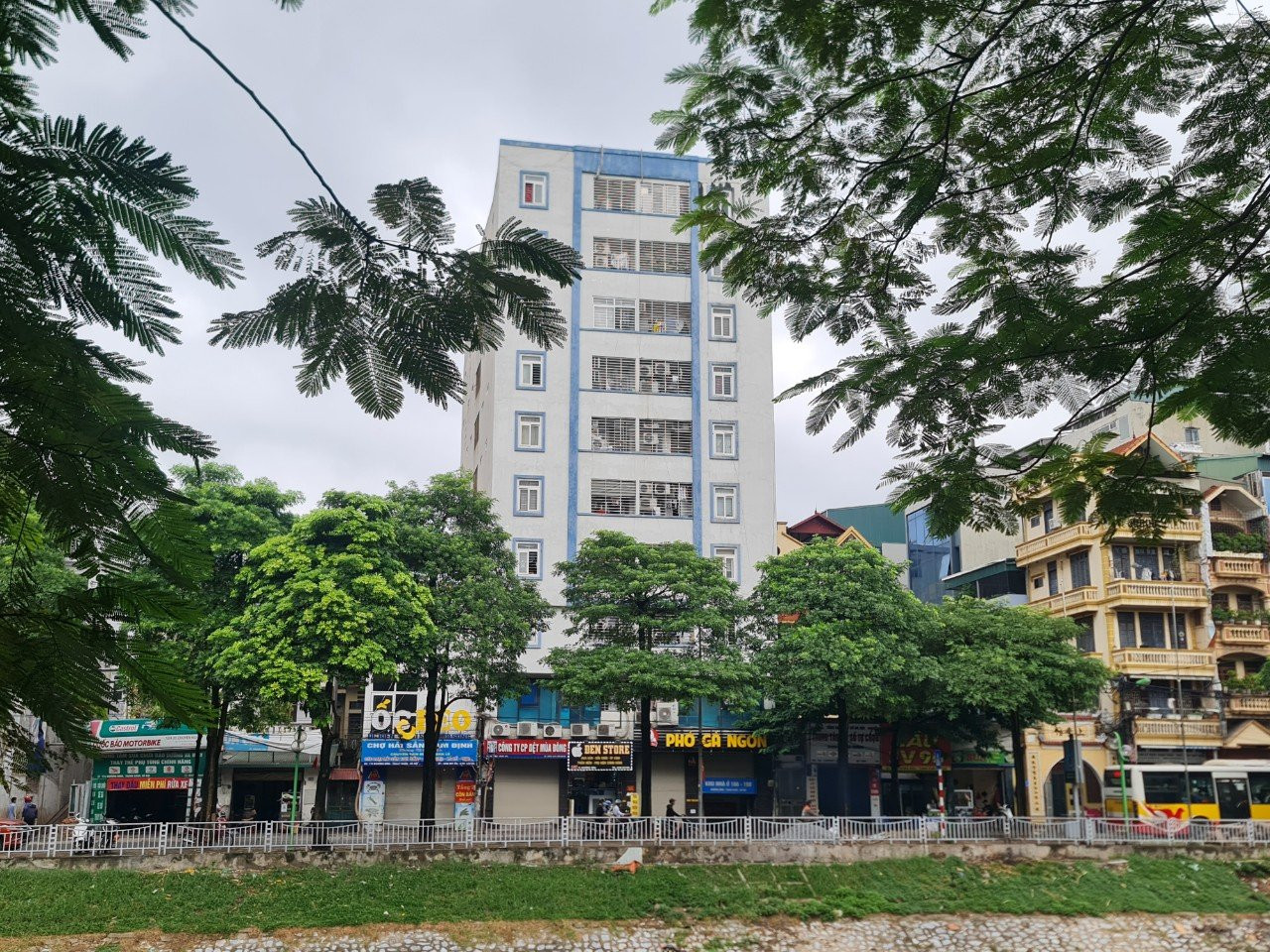 Với "lợi thế" giá rẻ, nhiều năm qua, chung cư mini trở thành lựa chọn của nhiều hộ gia đình trẻ. Với "lợi thế" giá rẻ, nhiều năm qua, chung cư mini trở thành lựa chọn của nhiều hộ gia đình trẻ.