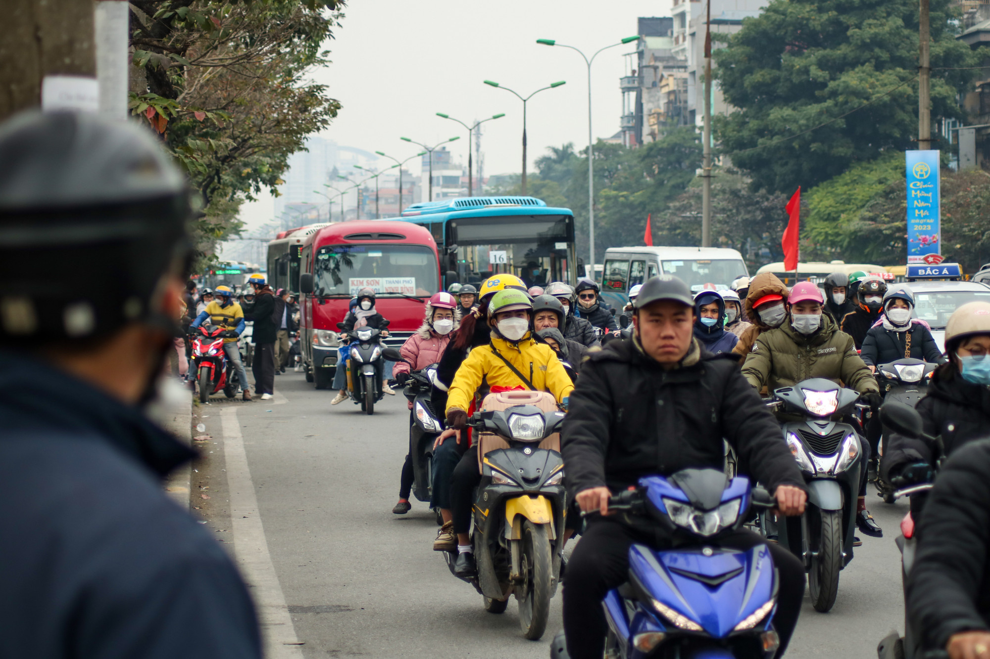 Chỉ còn 2 hôm nữa là kết thúc năm Nhâm Dần, người dân nhanh chóng rời Thủ đô để về quê đón Tết cùng gia đình và người thân.