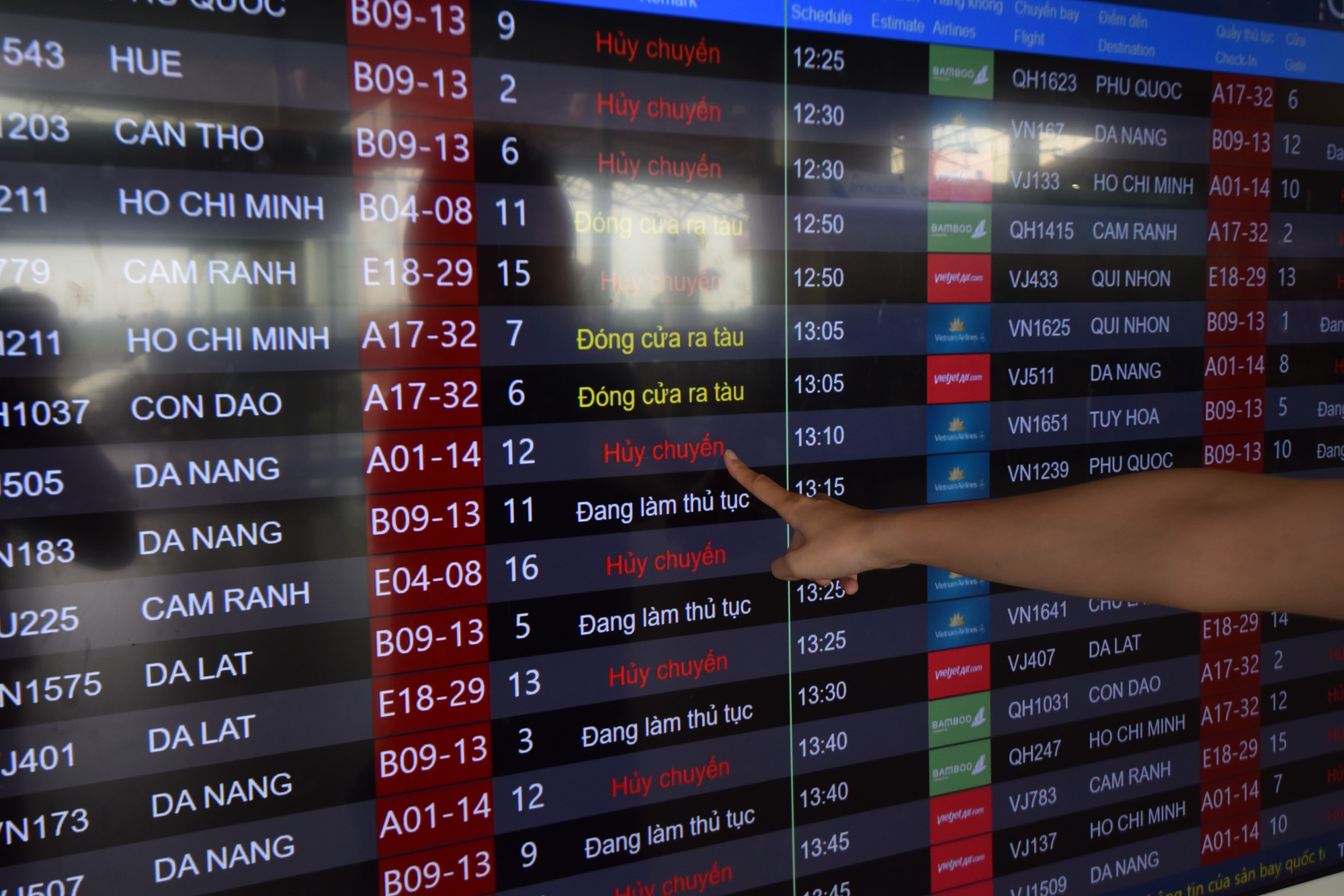 Đa số những chuyến bay trong nước đều trong tình trạng hủy chuyến, một số chuyến trước 11 giờ trưa 18/7 vẫn hoạt động bình thường.