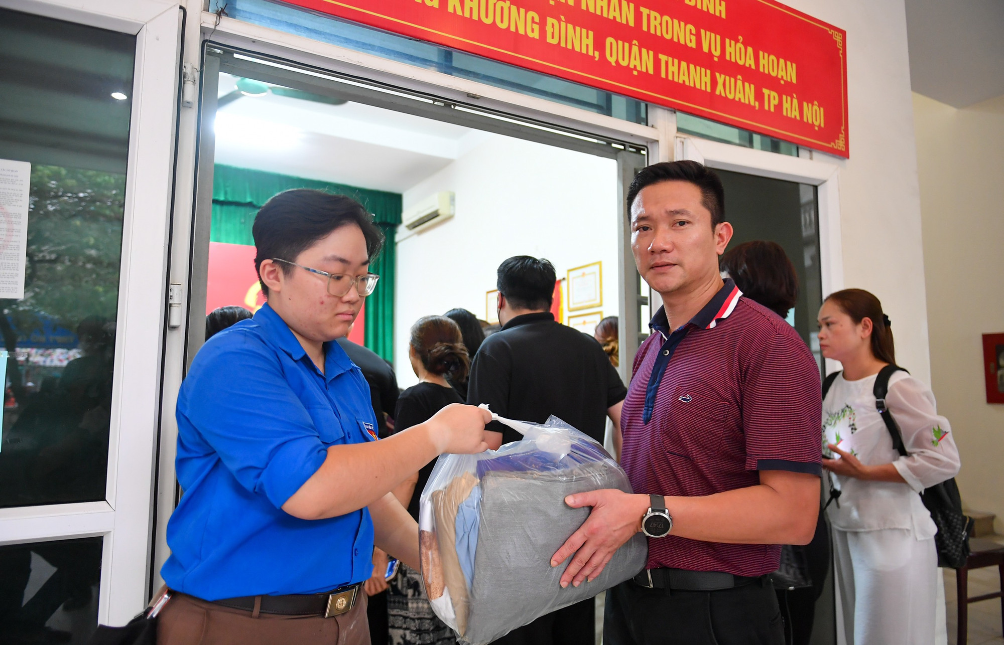 Anh Tú cùng túi quần áo đã được giặt giũ, xếp gọn gàng của mình. "Dù ít ỏi, nhưng đây là tấm lòng của chúng tôi gửi tới mọi người", anh Tú nói.