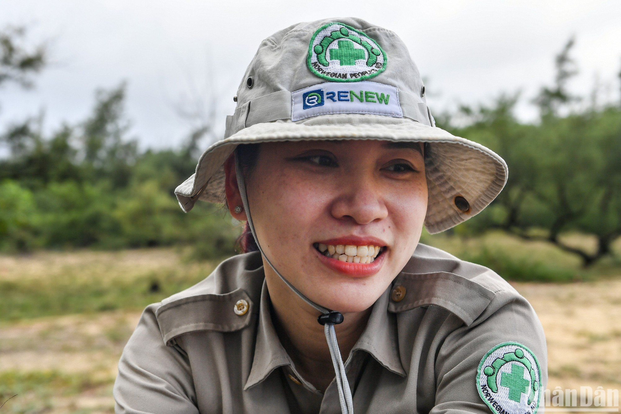 Hành trình người đội trưởng Ngô Thiện Khiết để lại vẫn được tiếp nối bởi chính con trai, con dâu và những người đồng đội của anh. Trong ảnh là chị Trần Thị Mỹ Lệ, con dâu của đội trưởng Khiết. Hiện chị Lệ đang là thành viên của Đội xử lý lưu động thuộc dự án NPA/RENEW tại Quảng Trị.