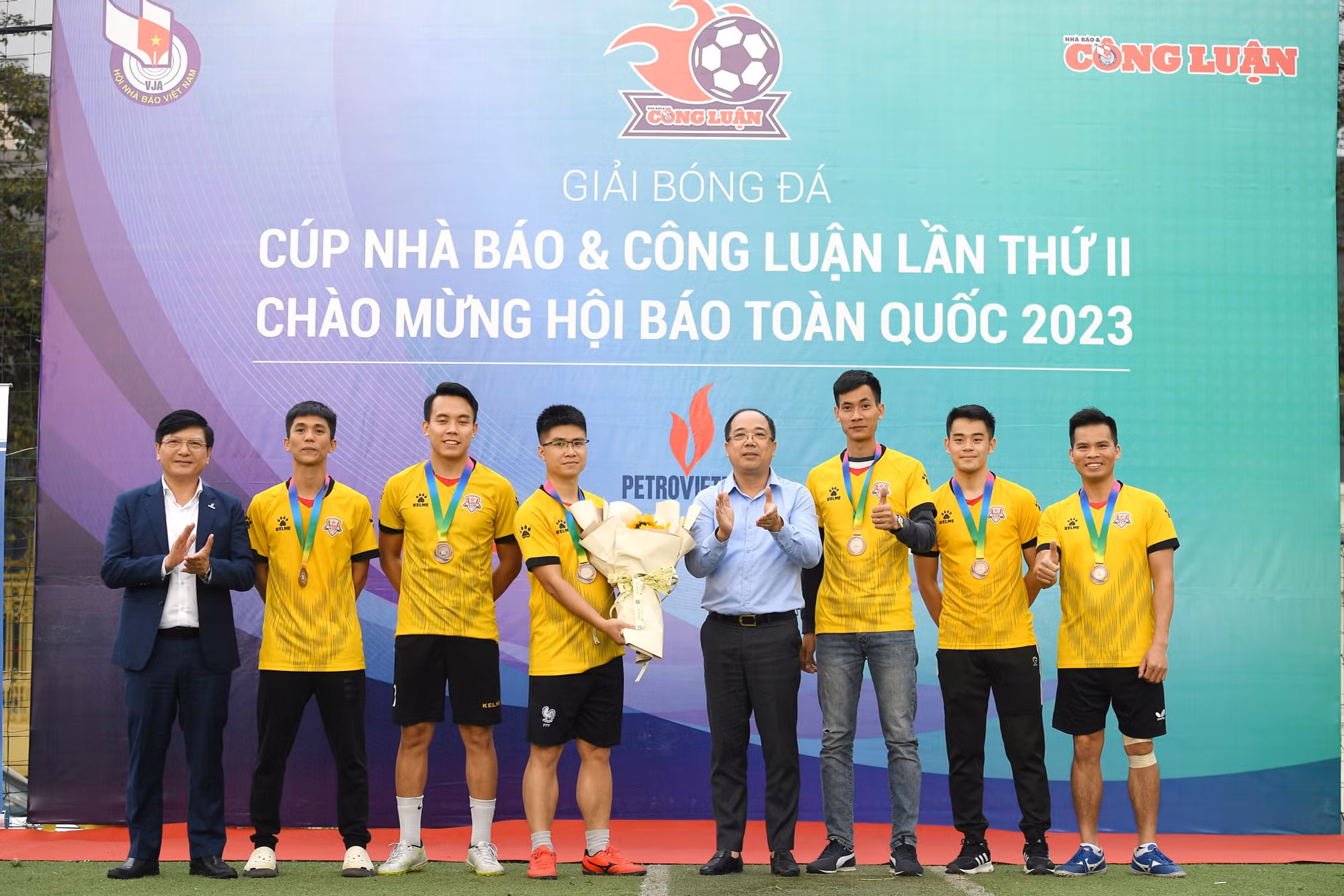 Đội bóng báo Nông thôn ngày nay/Dân việt giành giải Ba.