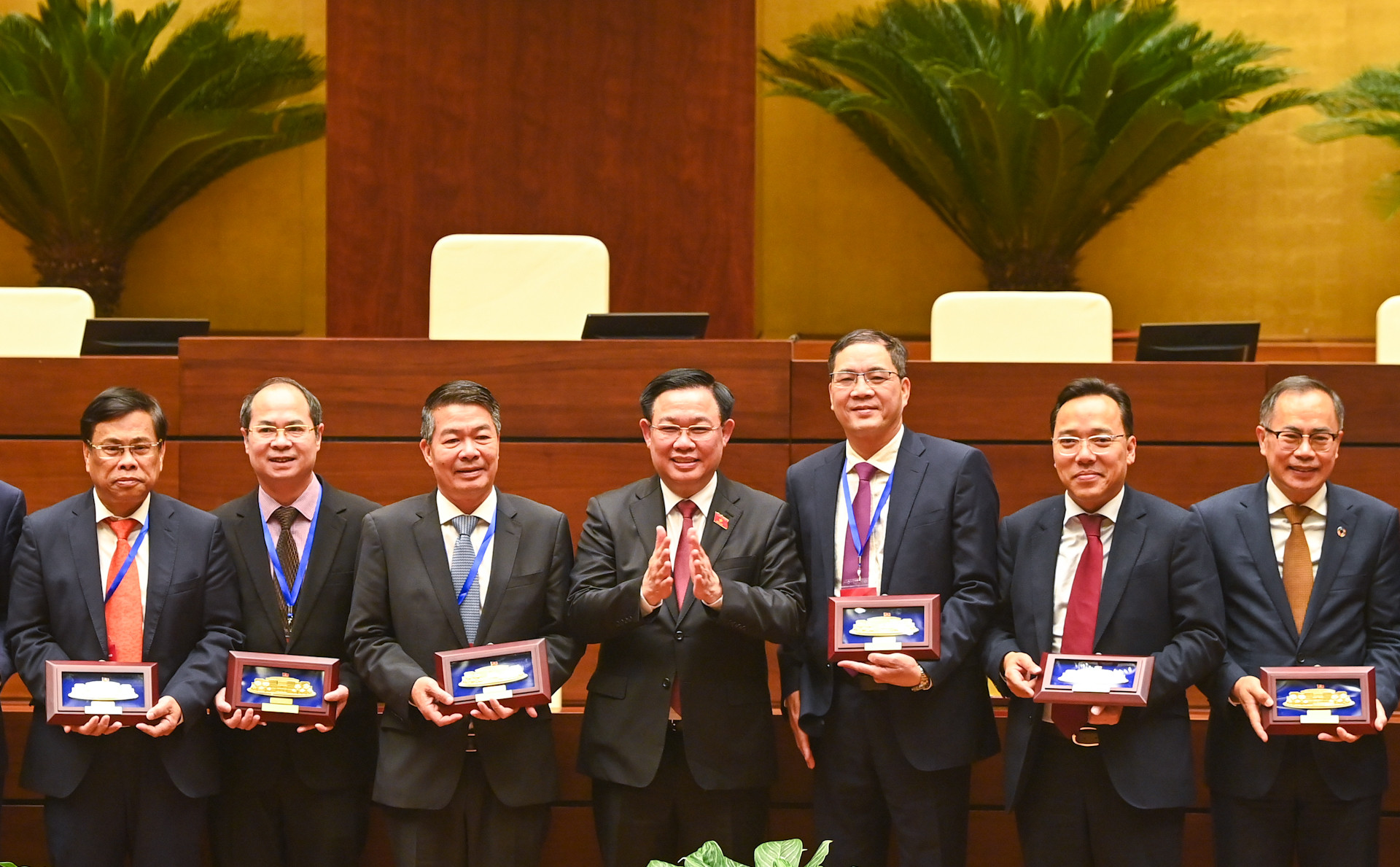 Chủ tịch Quốc hội Vương Đình Huệ tặng quà lưu niệm cho các Đại sứ, Trưởng Cơ quan đại diện.