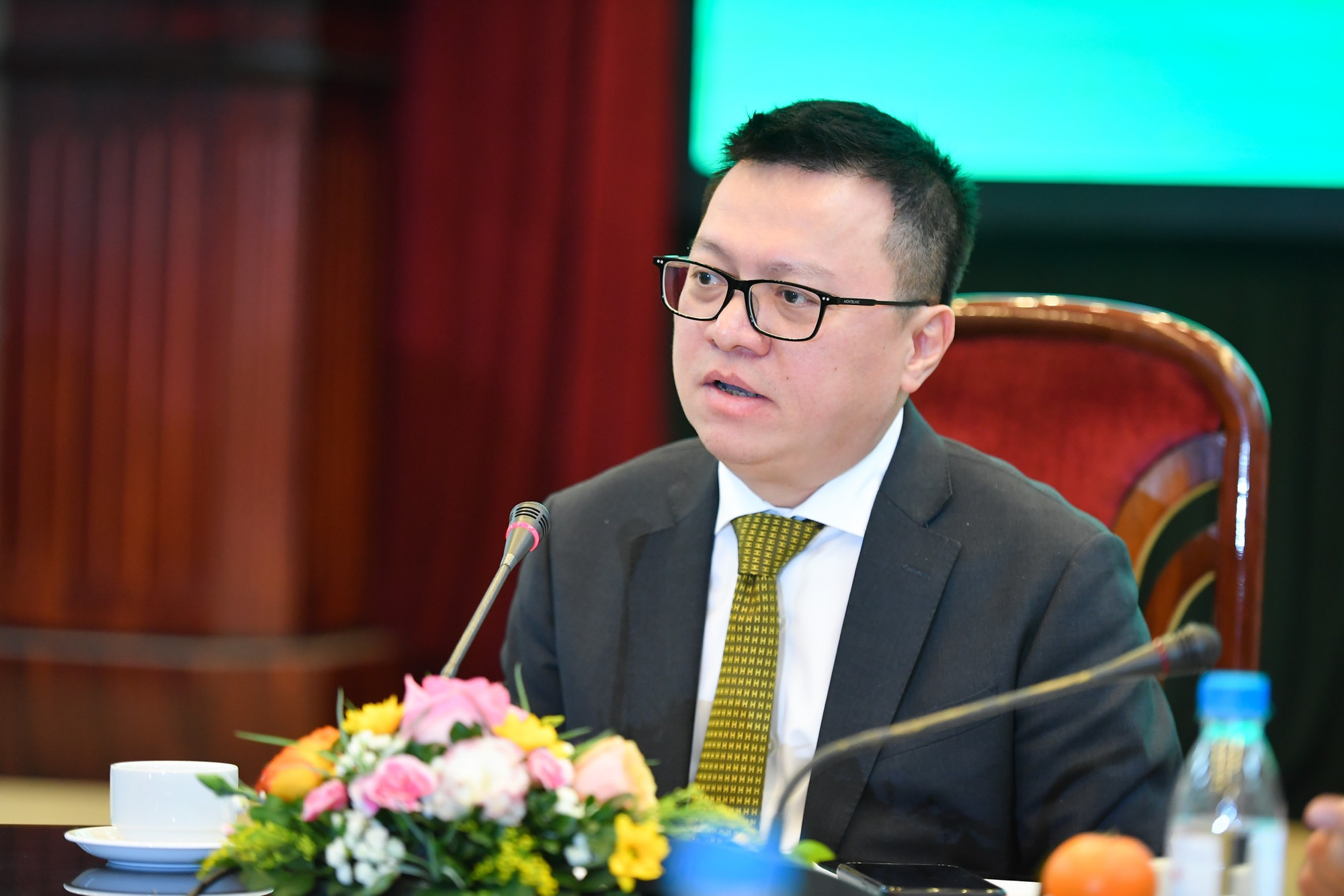 Đồng chí Lê Quốc Minh trả lời câu hỏi của các cơ quan báo chí tại sự kiện.