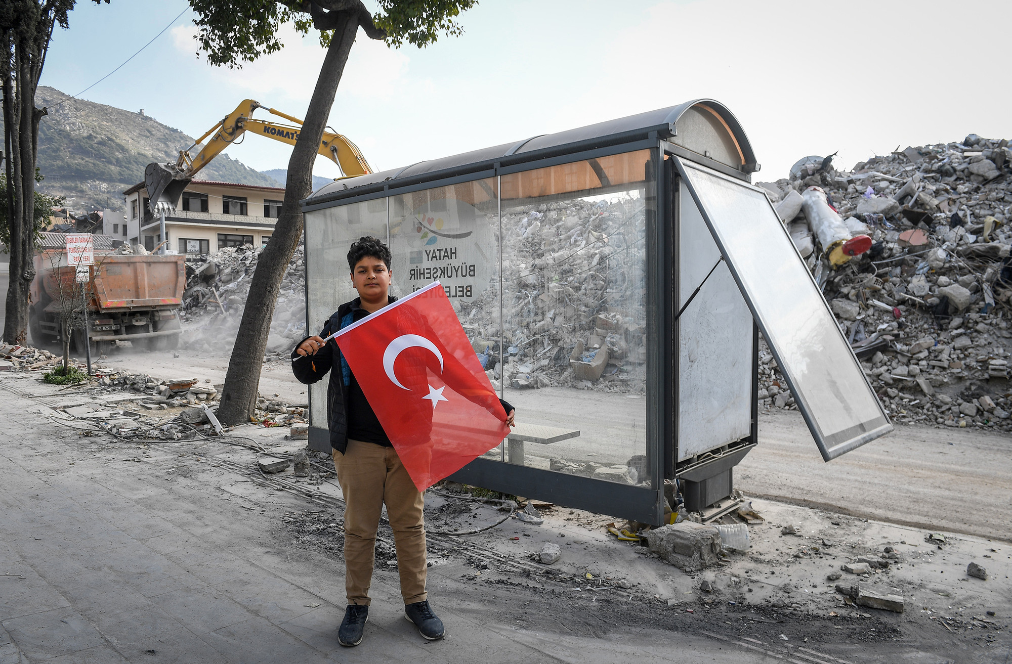 Cậu bé người Thổ Nhĩ Kỳ với lá quốc kỳ trên tay như gửi gắm thông điệp "Chúng tôi sẽ vượt qua tất cả, Thổ Nhĩ Kỳ sẽ trở lại mạnh mẽ...".