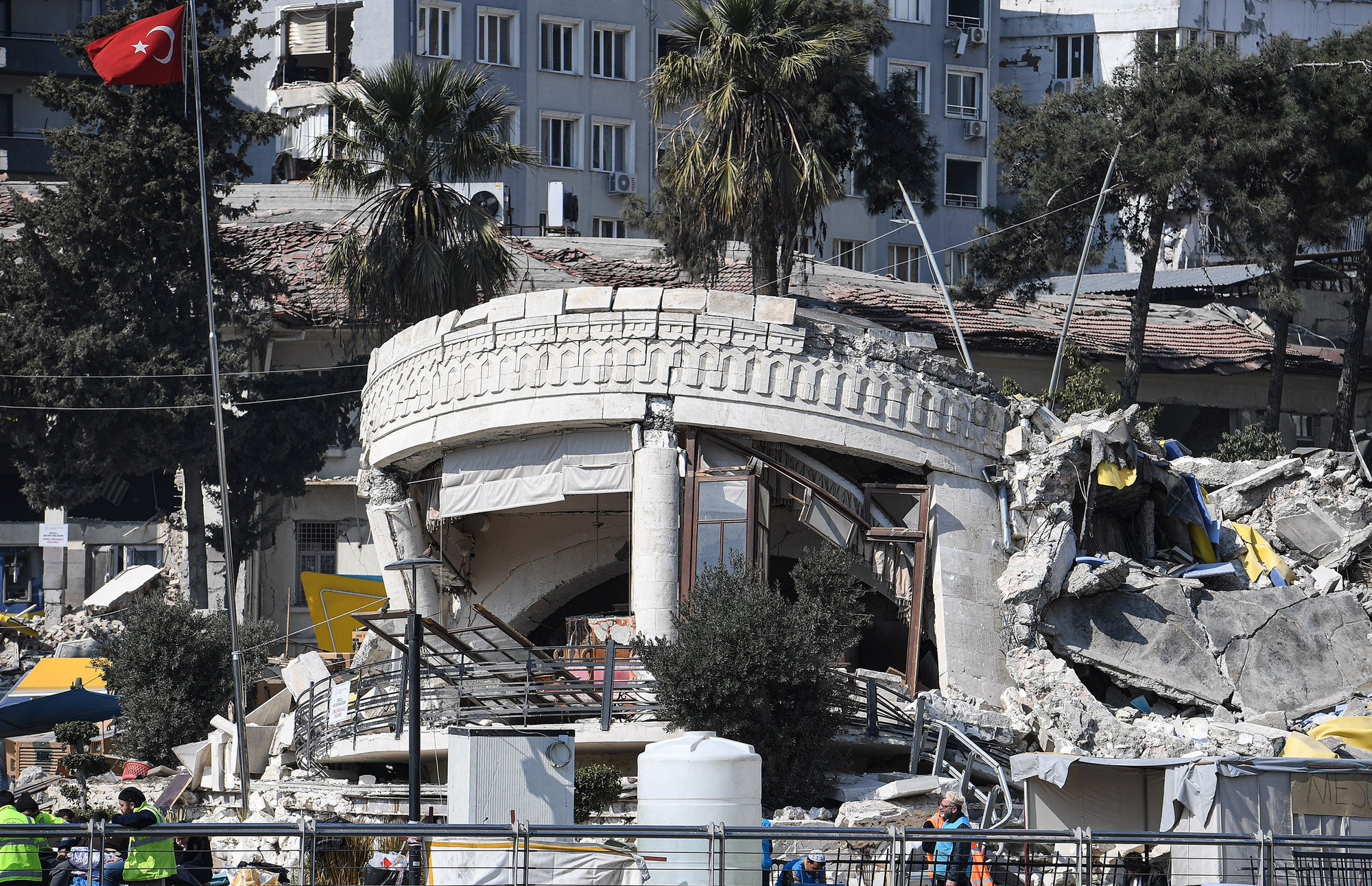 Một công trình cũ bên dòng sông Orentes bị đổ sập. (Ảnh: Thành Đạt)