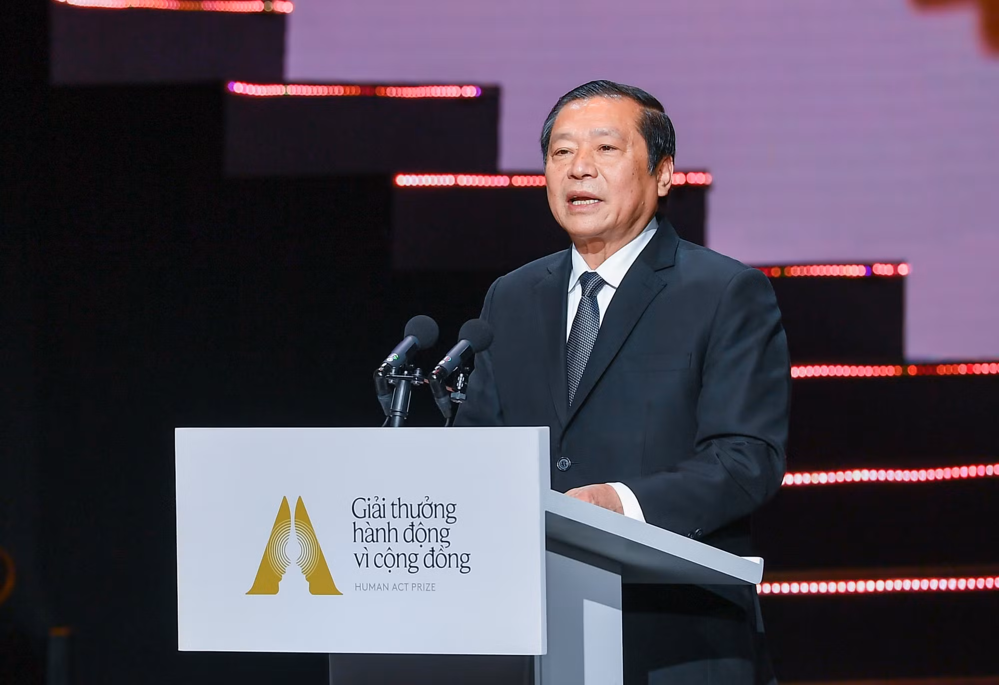Ông Lại Xuân Môn, Ủy viên Trung ương Đảng, Phó Trưởng ban Thường trực Ban Tuyên giáo Trung ương trao Giải Human Act Prize cho 5 dự án, sáng kiến xuất sắc. Đây là hạng mục giải quan trọng nhất của Giải thưởng Hành động vì Cộng đồng của Báo Nhân Dân - Human Act Prize 2023.