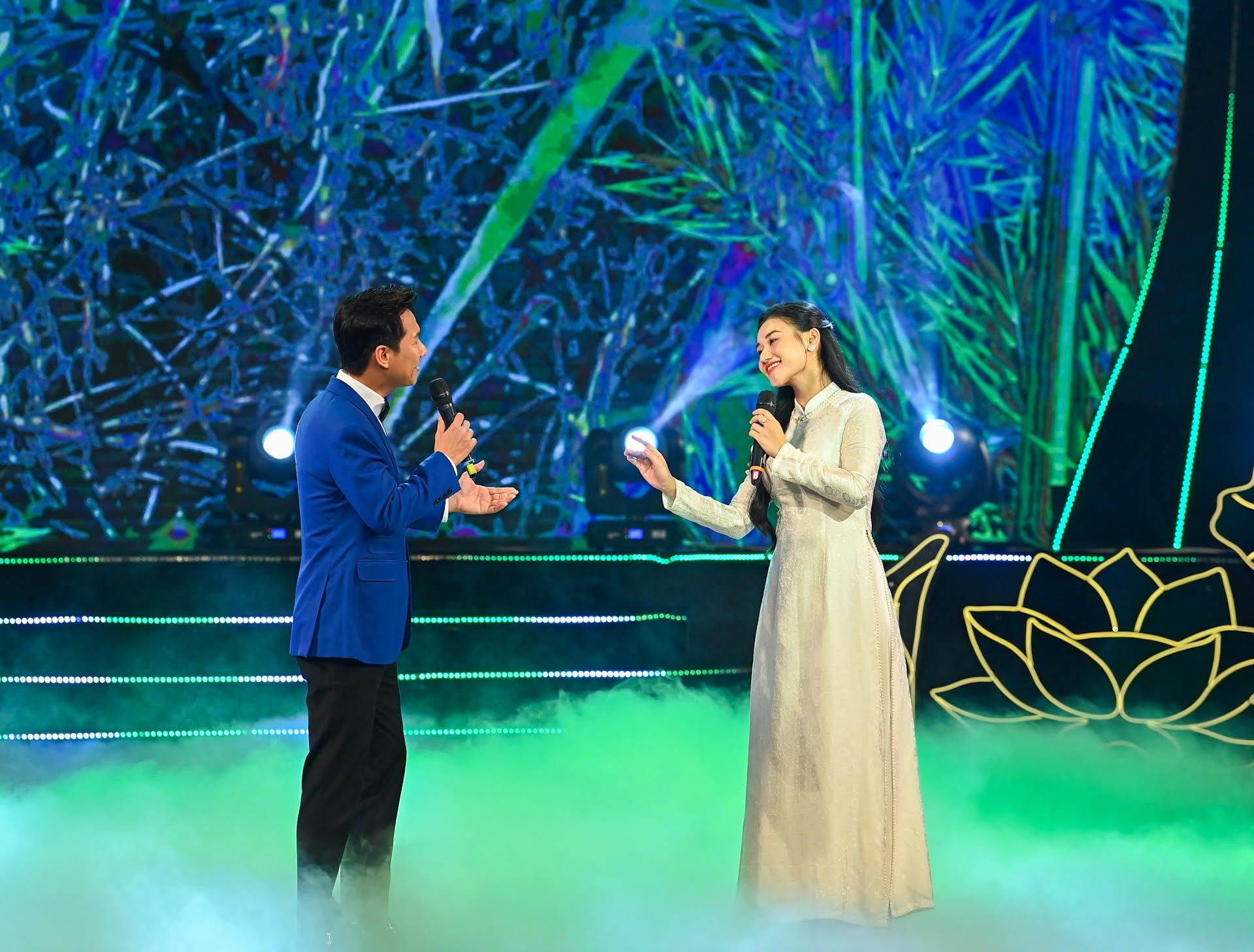 Tiết mục song ca của ca sĩ Lê Anh Dũng và ca sĩ Minh Ngọc với ca khúc “Đất nước tình yêu”.