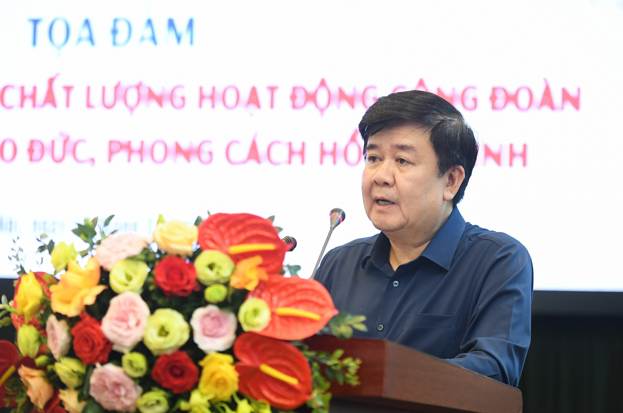 Đồng chí Nguyễn Văn Minh, Ủy viên Ban chấp hành Công đoàn Viện Kiểm sát nhân dân tối cao trình bày tham luận tại buổi tọa đàm. Đồng chí Nguyễn Văn Minh, Ủy viên Ban chấp hành Công đoàn Viện Kiểm sát nhân dân tối cao trình bày tham luận tại buổi tọa đàm.