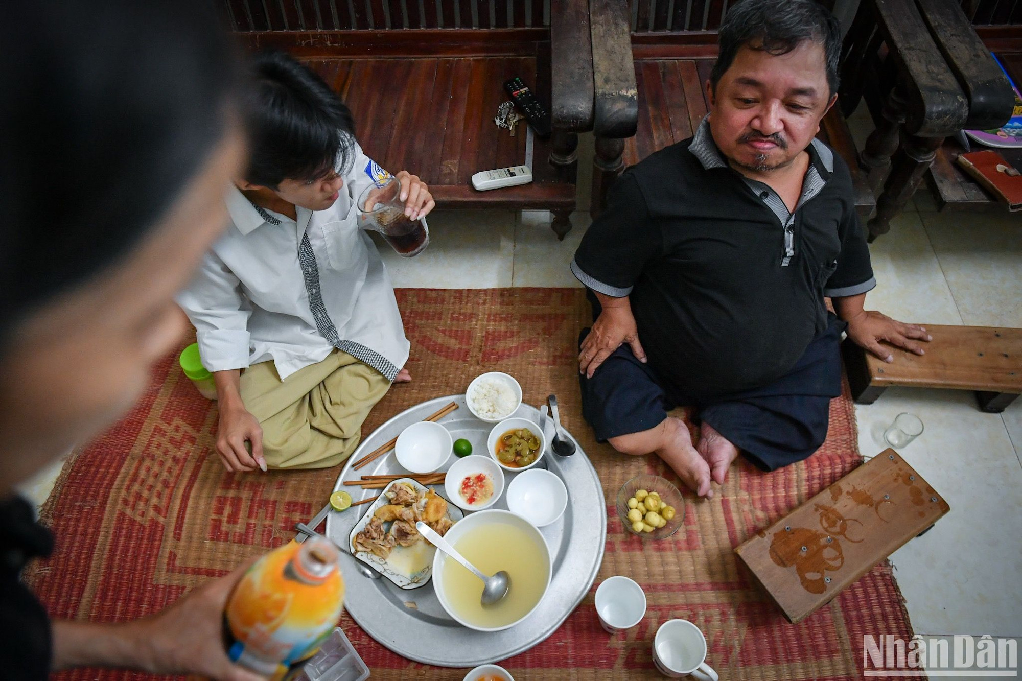 Bữa cơm thịnh soạn mùa thi của cha con "xương thủy tinh" Nguyễn Hữu Chính. (Ảnh: Thành Đạt)