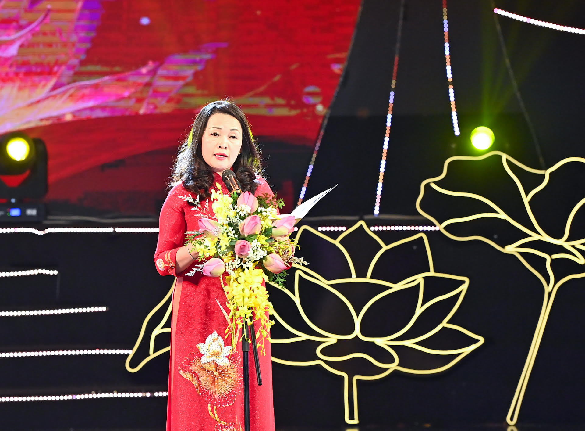 Tổng Biên tập Báo Đại biểu Nhân dân Phạm Thị Thanh Huyền phát biểu khai mạc chương trình.