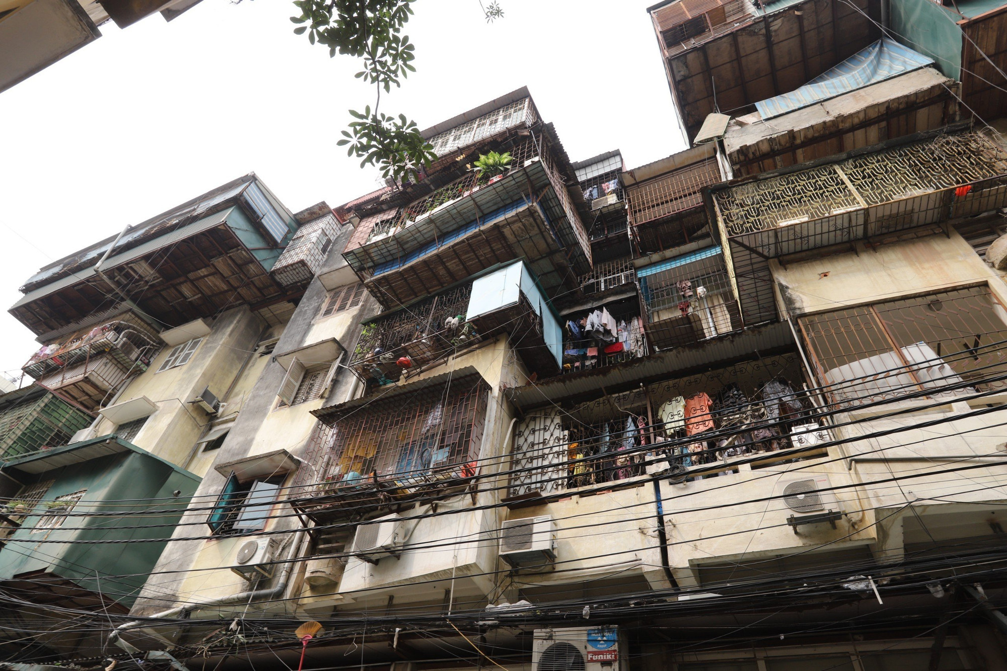 Vụ cháy tại chung cư mini tại Khương Hạ cũng gióng lên hồi chuông báo động về nguy cơ cháy nổ tại các chung cư cũ khi "hệ thống chuồng cọp" tại đây cũng hết sức... phức tạp. Vụ cháy tại chung cư mini tại Khương Hạ cũng gióng lên hồi chuông báo động về nguy cơ cháy nổ tại các chung cư cũ khi "hệ thống chuồng cọp" tại đây cũng hết sức... phức tạp.