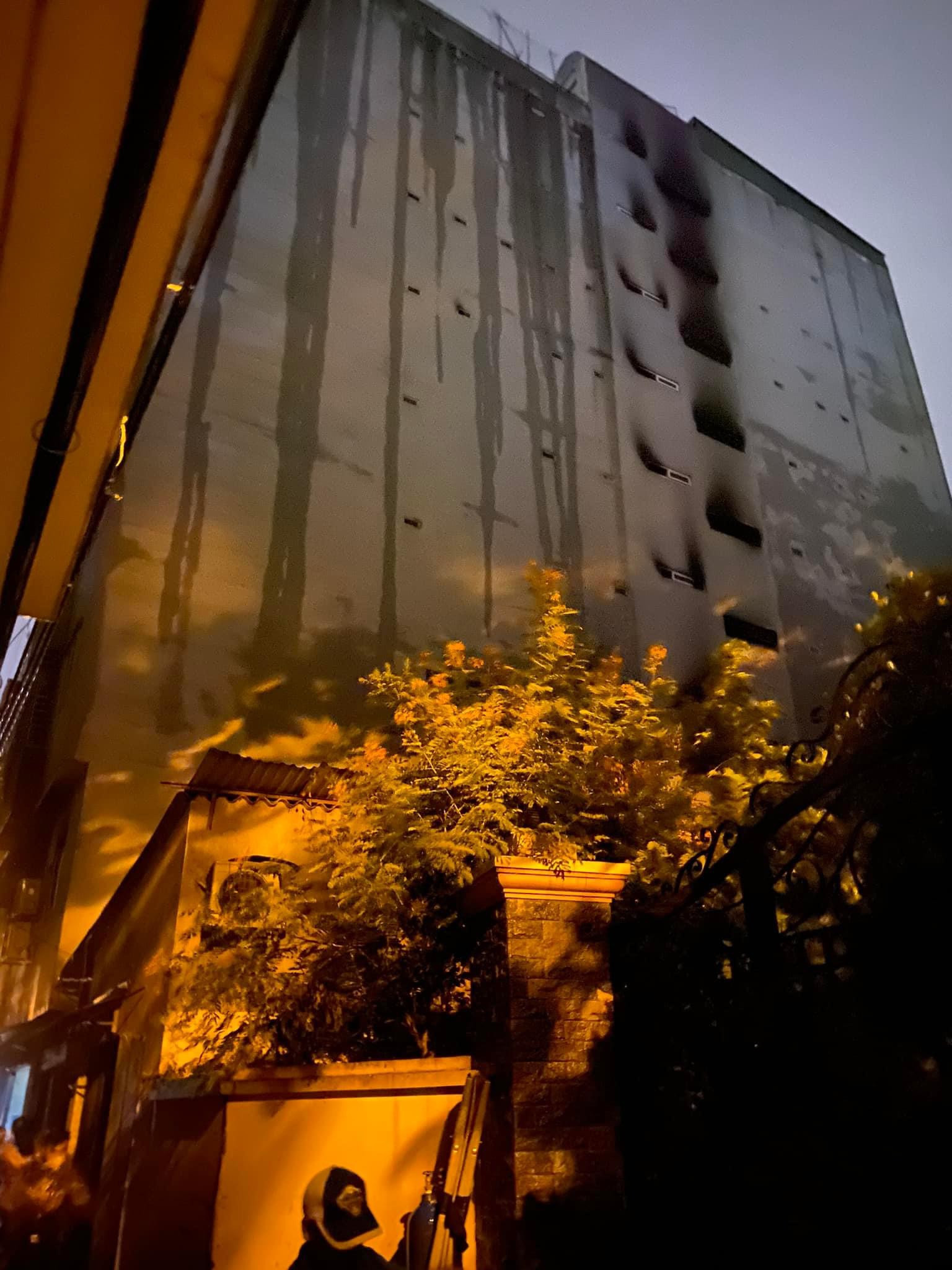 Theo thông tin ban đầu, vào khoảng 23 giờ 30 phút đêm qua, 12/9, tại khu vực đường Khương Hạ (Thanh Xuân, Hà Nội) đã xảy ra một vụ cháy nghiêm trọng. Vào thời điểm này, chung cư mini 9 tầng tại đây đã bất ngờ bốc cháy dữ dội.