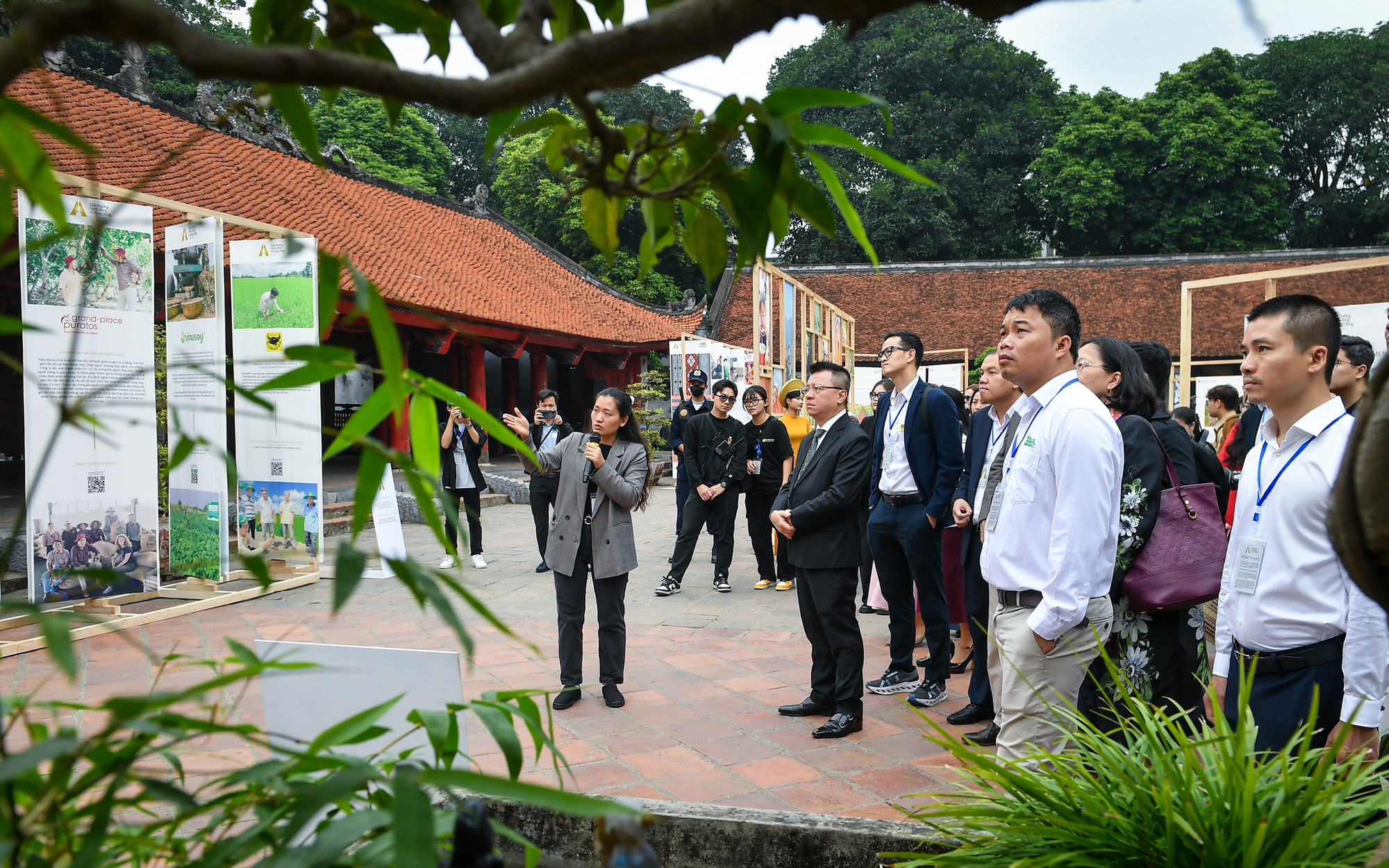 Khách tham dự sự kiện tham quan tại triển lãm.