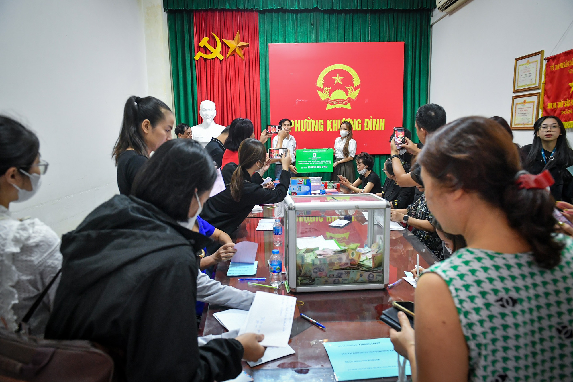 Mặc dù đã muộn, nhưng rất đông người vẫn đến ủng hộ các nạn nhân của vụ cháy chung cư mini tại Khương Hạ.