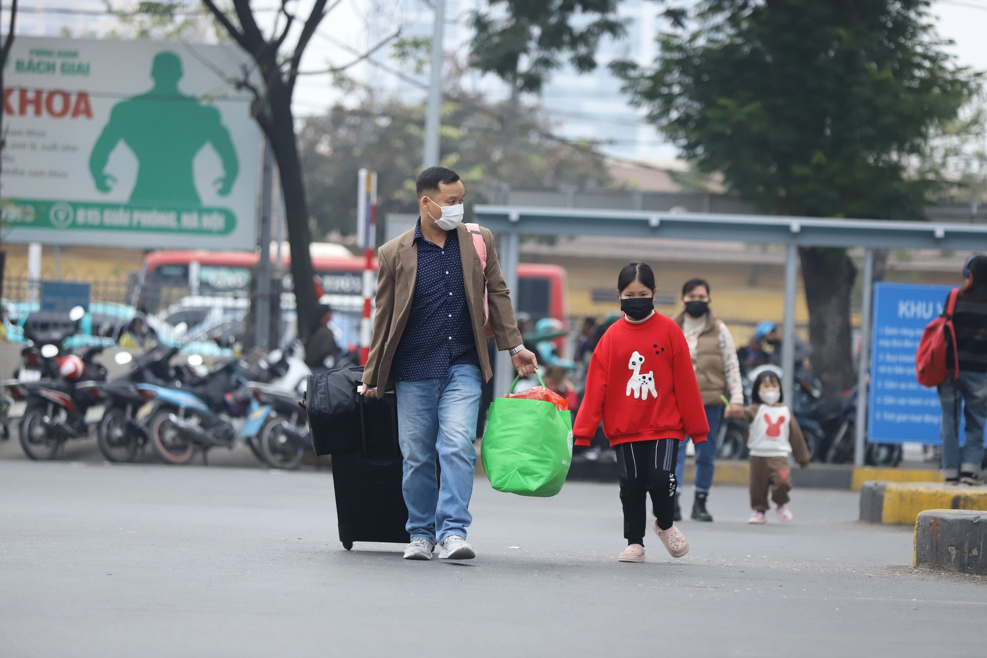 Lỉnh kỉnh đồ đạc về quê.