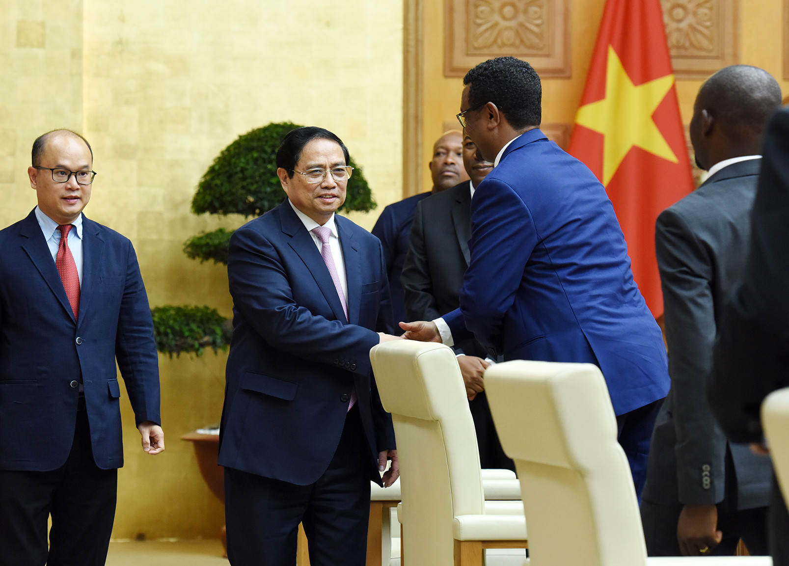 Thủ tướng Chính phủ Phạm Minh Chính đón các đại biểu.