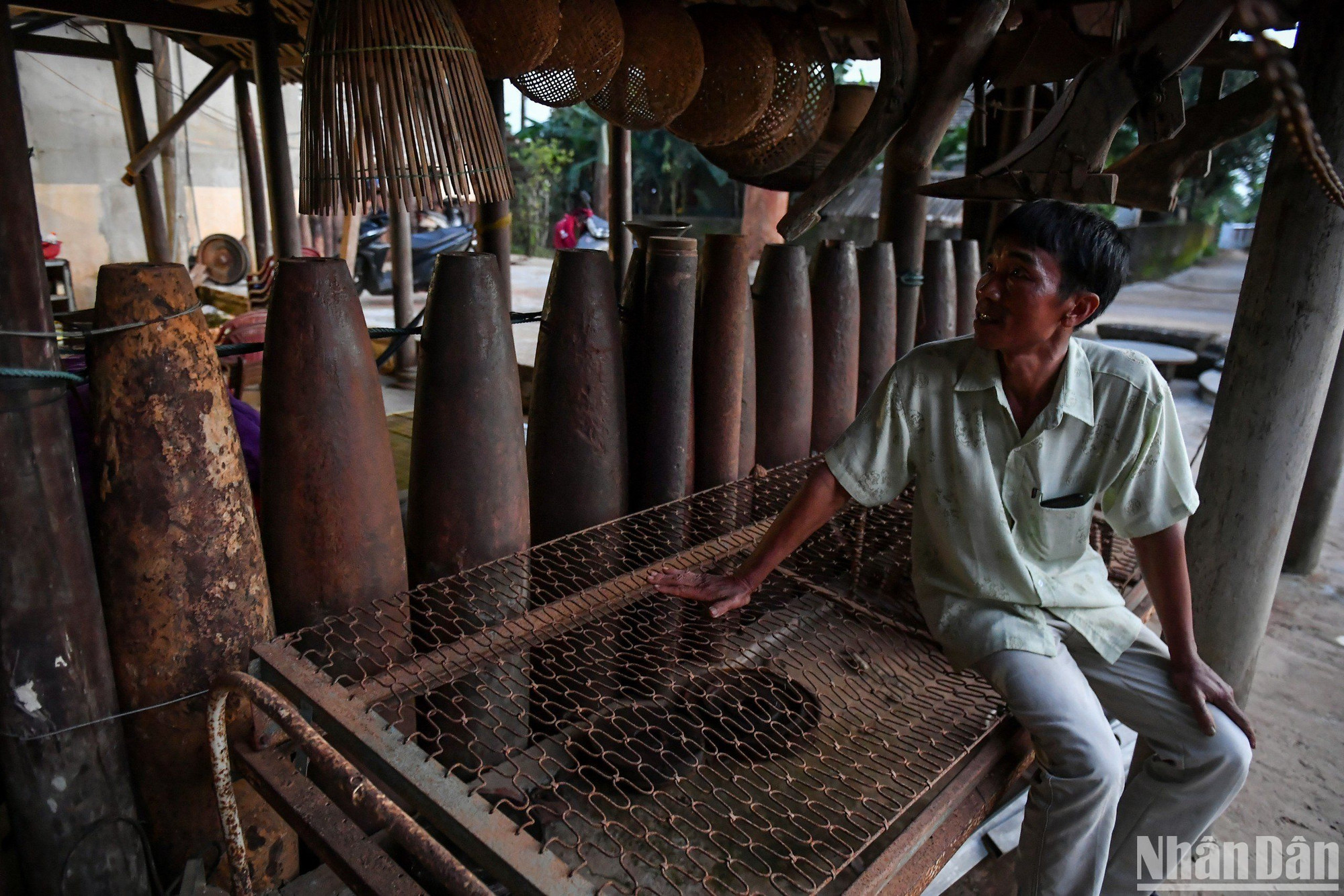 Nhà của Phan Tấn Hoàng vốn là "vựa" thu mua phế liệu tại xã Hải Thái, huyện Gio Linh (Quảng Trị). Mặc dù đã "giải nghệ" nhưng mảnh sân trước nhà Hoàng vẫn ngổn ngang những mảnh vỏ bom mìn - dấu vết cuộc chiến 48 năm về trước. (Ảnh: Thành Đạt)