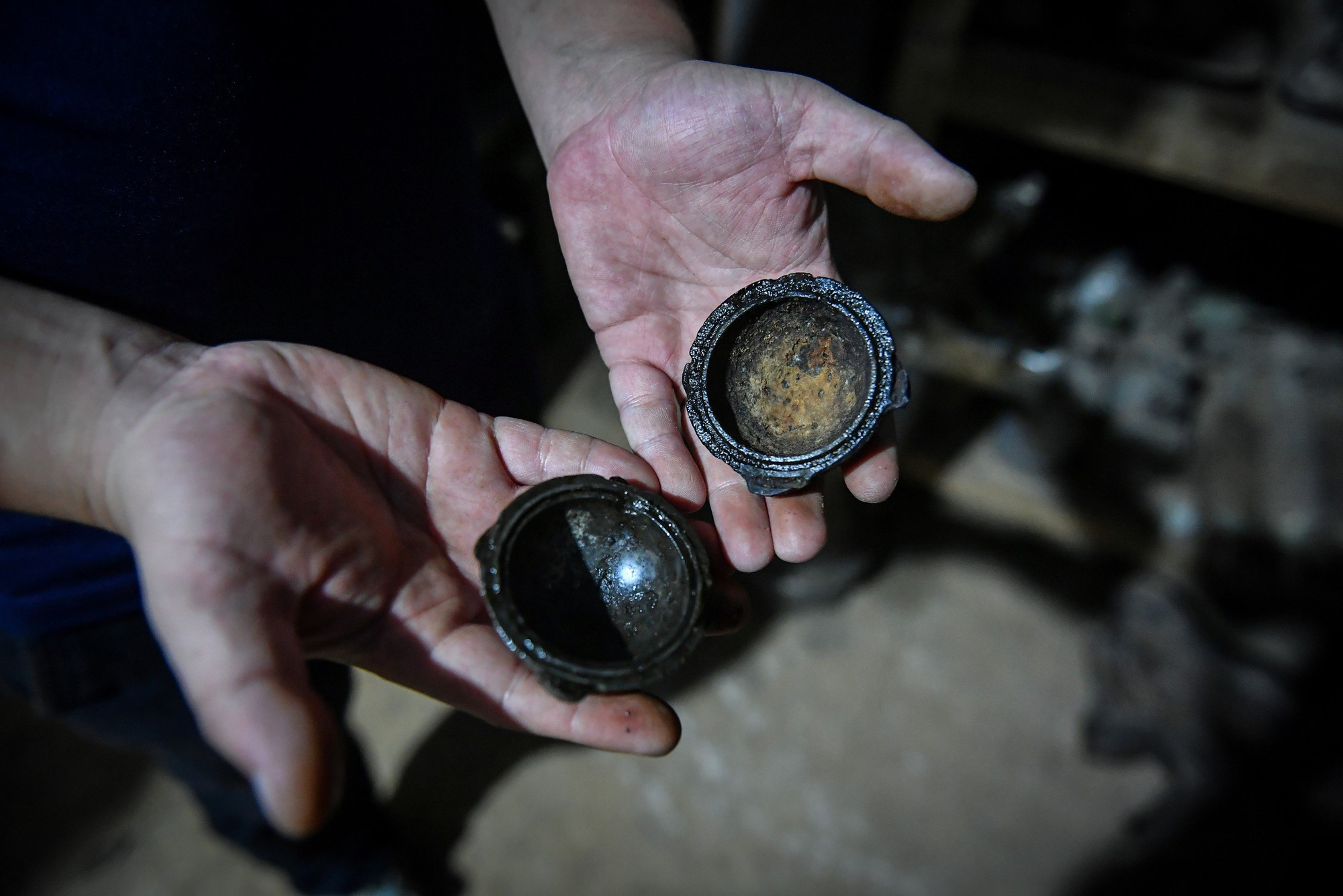 Vỏ của một viên bom bi còn sót lại sau chiến tranh tại xã Hải Thái, huyện Gio Linh, Quảng Trị.