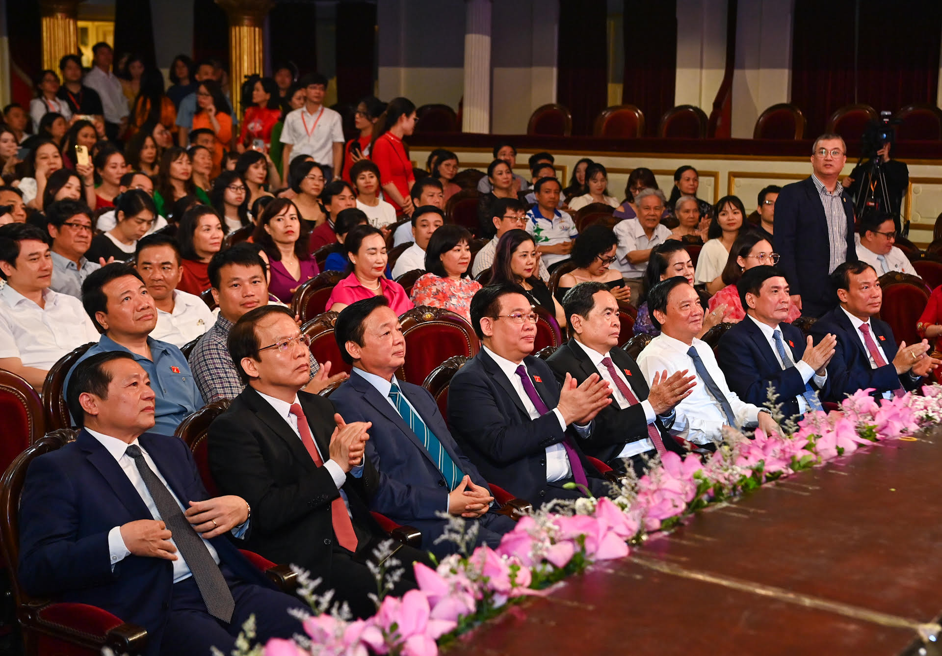 Chủ tịch Quốc hội Vương Đình Huệ, Phó Chủ tịch Thường trực Quốc hội Trần Thanh Mẫn; Phó Chủ tịch Quốc hội Nguyễn Khắc Định; Phó Thủ tướng Chính phủ Trần Hồng Hà cùng các đại biểu dự chương trình.