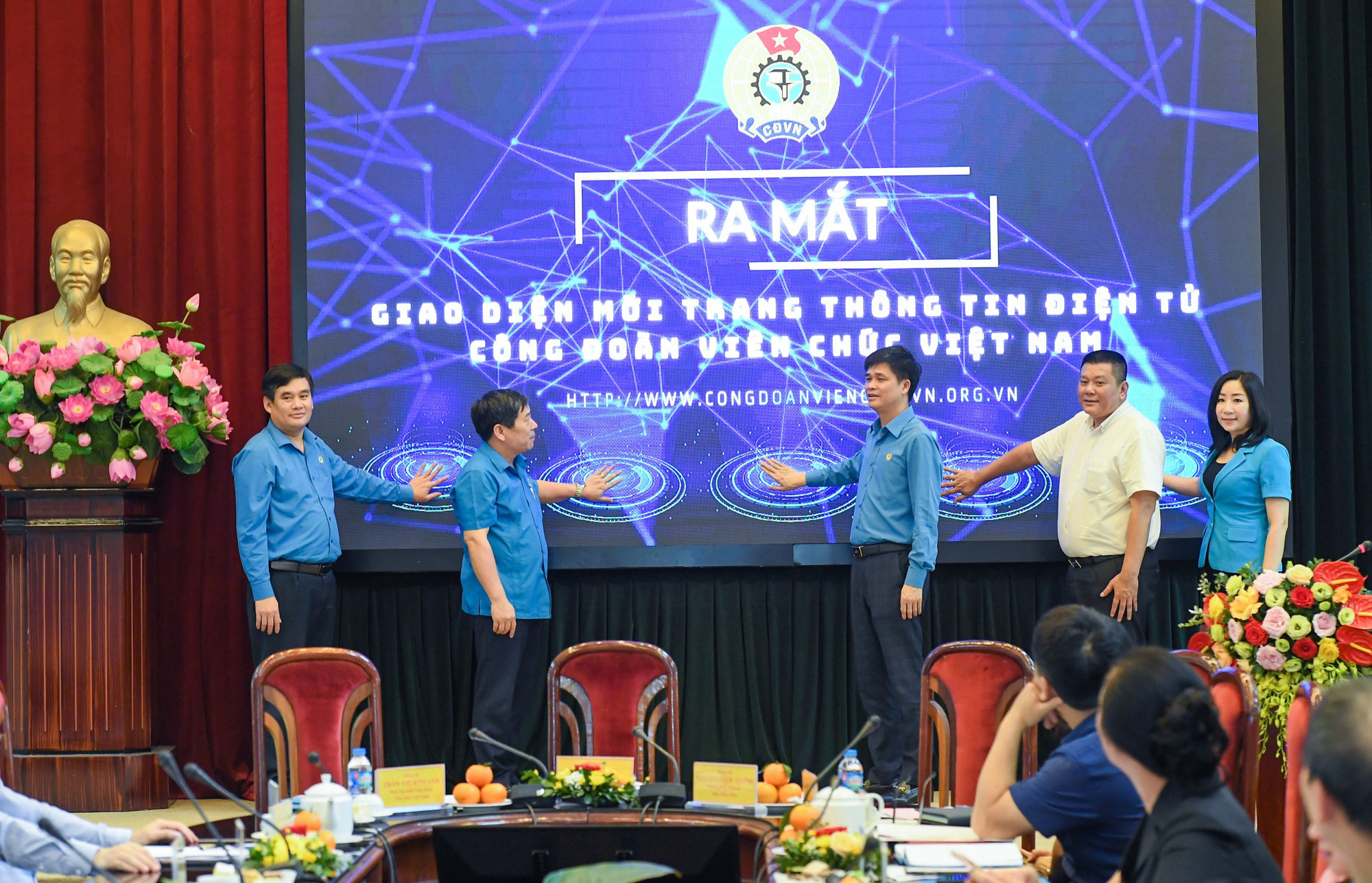 Trong khuôn khổ buổi tọa đàm, giao diện mới trang thông tin điện tử Công đoàn Viên chức Việt Nam cũng đã được chính thức khai trương. Trong ảnh: Các đại biểu ấn nút khai trương giao diện trang thông tin điện tử mới. Trong khuôn khổ buổi tọa đàm, giao diện mới trang thông tin điện tử Công đoàn Viên chức Việt Nam cũng đã được chính thức khai trương. Trong ảnh: Các đại biểu ấn nút khai trương giao diện trang thông tin điện tử mới.