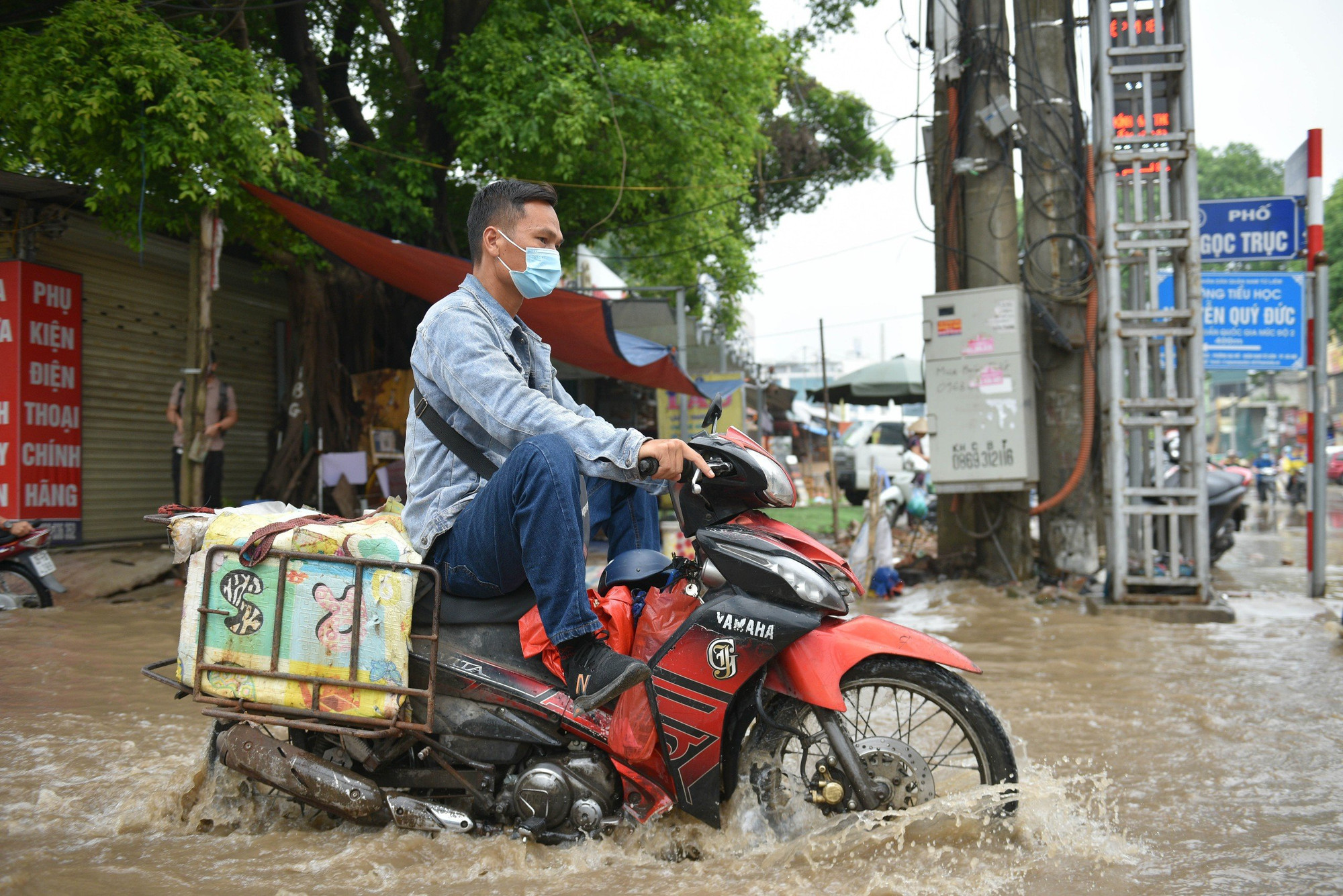 Chiều dài đoạn đường bị ngập khoảng 100m. Điểm sâu nhất có thể đạt tới 40-50cm. Chiều dài đoạn đường bị ngập khoảng 100m. Điểm sâu nhất có thể đạt tới 40-50cm.