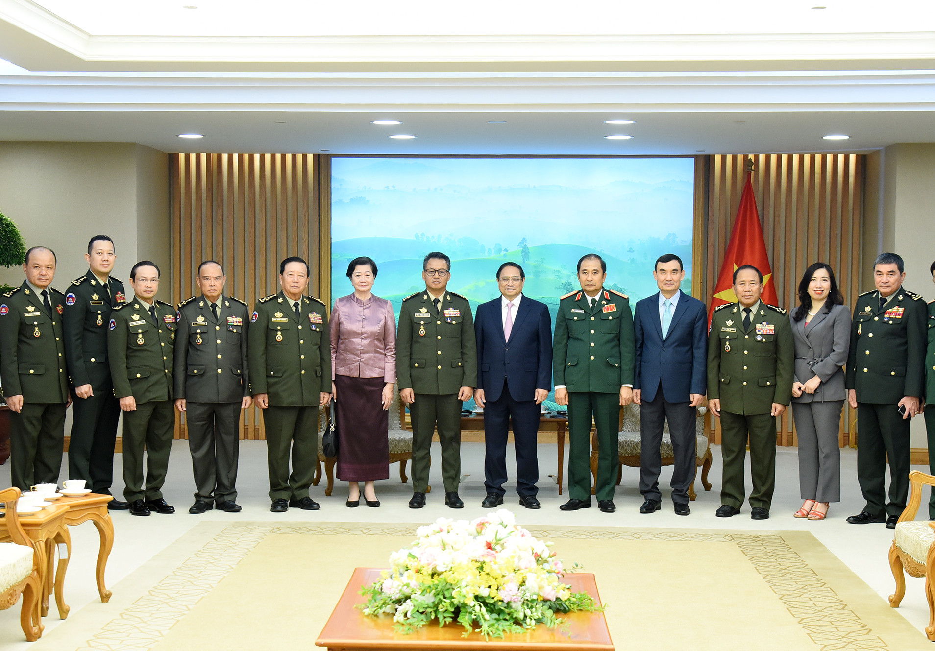 Thủ tướng Phạm Minh Chính và Đại tướng Tea Seiha, Phó Thủ tướng, Bộ trưởng Quốc phòng Vương quốc Campuchia chụp ảnh chung với thành viên của hai đoàn.