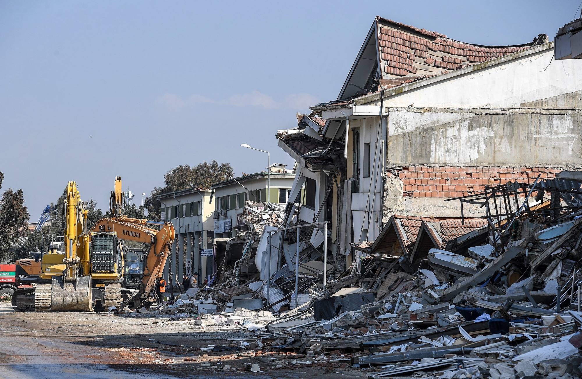 Từng có quá khứ huy hoàng, nhưng con đường ánh sáng Kurtulus giờ đã tan hoang, không một bóng người.