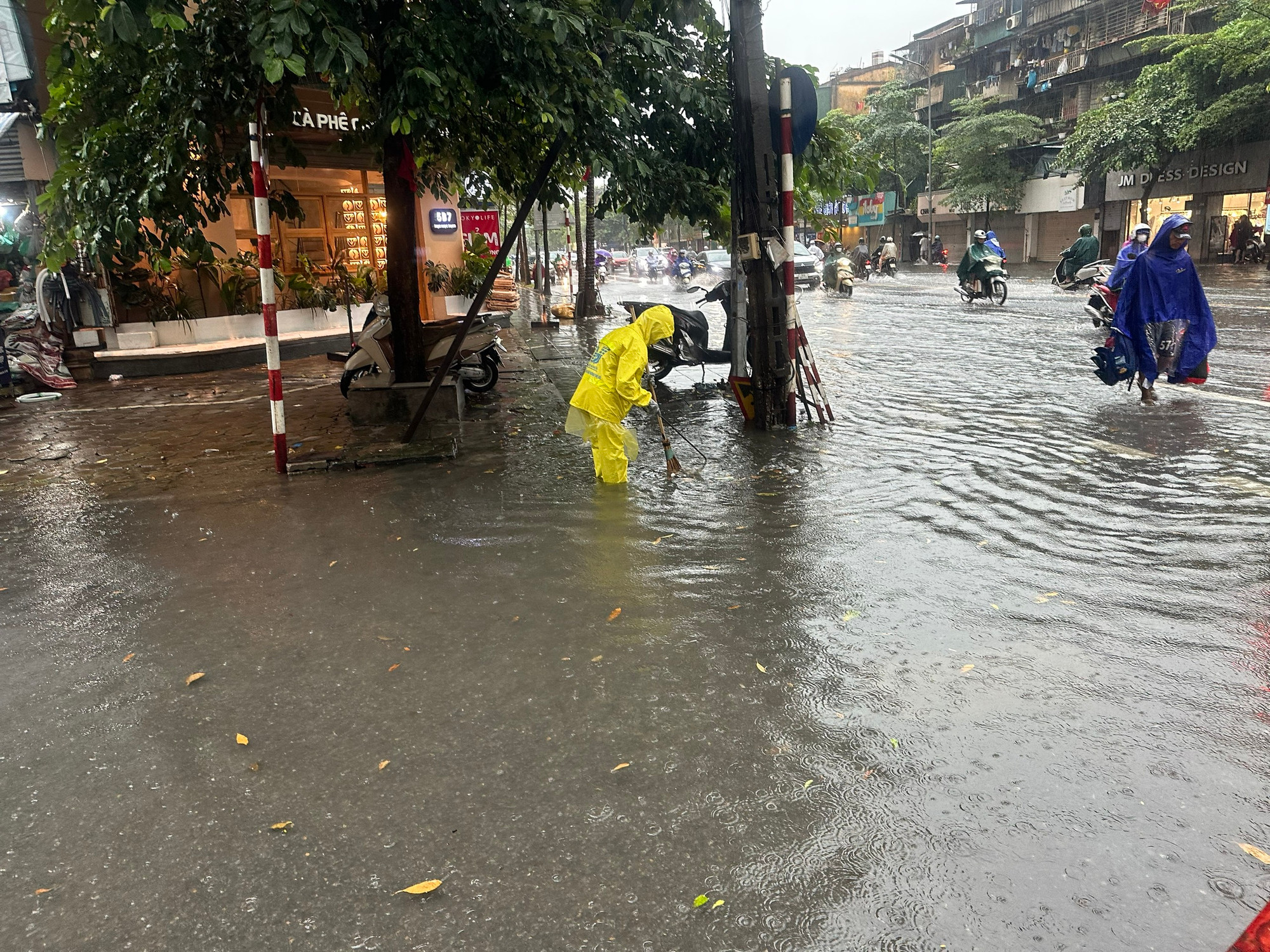 Theo báo cáo của Công ty TNHH MTV Thoát nước Hà Nội, cơn mưa lớn suốt sáng 28/9 đã khiến nhiều điểm úng ngập xuất hiện như: Thụy Khuê, Phú Xá, Khu đô thị Resco, Hoa Bằng, Dương Đình Nghệ - Keangnam, Phan Văn Trường, Trần Bình, Nguyễn Chính, Huỳnh Thúc Kháng, Vương Thừa Vũ, Bùi Xương Trạch, Tố Hữu, khu vực hầm chui 3,5,9+656 Đại lộ Thăng Long, Đỗ Đức Dục, Nguyễn Xiển, Triều Khúc, Quang Trung, Tô Hiệu (Hà Đông)...