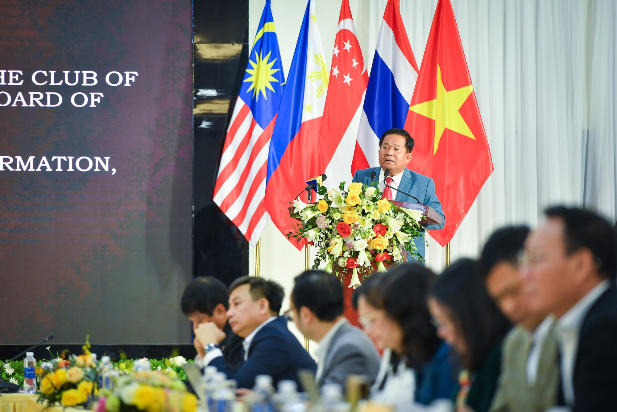 Ông Khieu Kola phát biểu tại hội thảo.