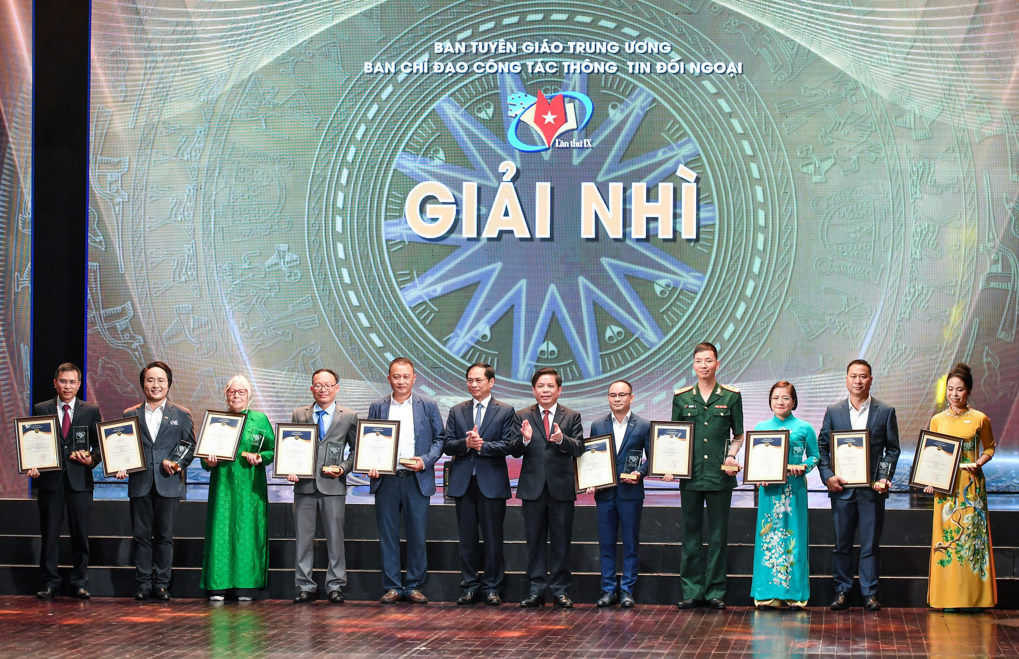 Các tác giả, nhóm tác giả đoạt giải Nhì. (Ảnh: Thành Đạt)