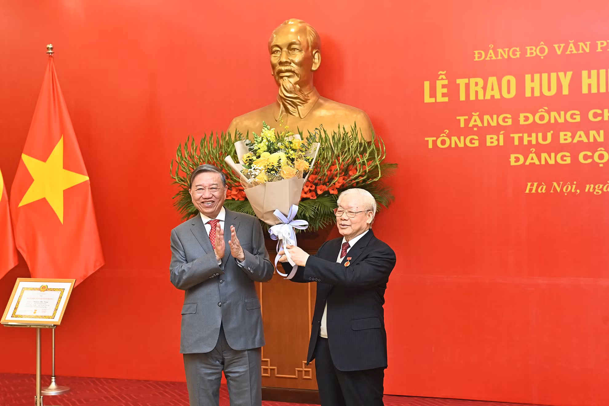 Các đồng chí lãnh đạo Đảng và Nhà nước chúc mừng Tổng Bí thư Nguyễn Phú Trọng.