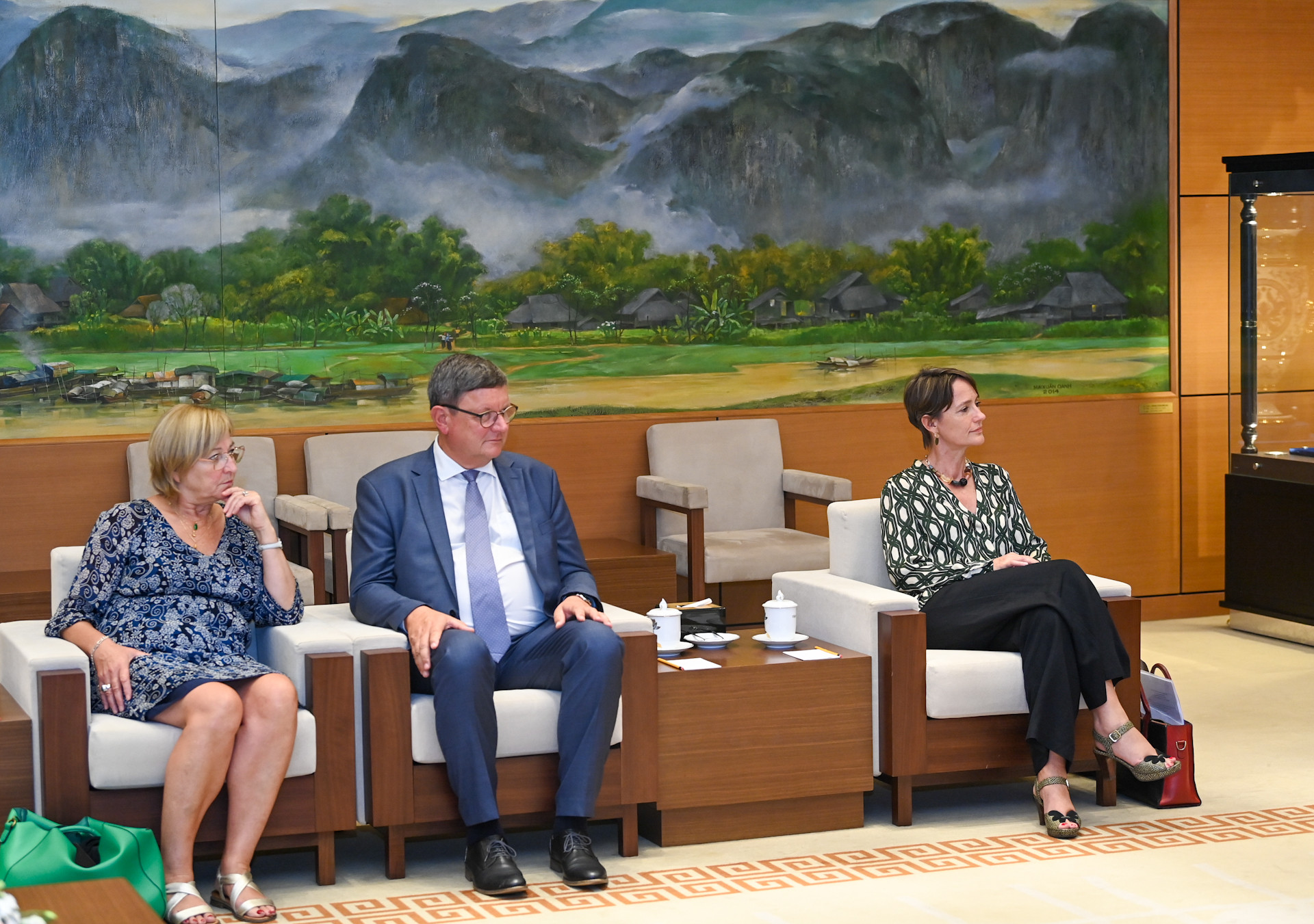 Các Nghị sĩ, các thành viên tháp tùng Chủ tịch Nhóm Nghị sĩ hữu nghị Pháp-Việt Nam dự buổi tiếp. Các Nghị sĩ, các thành viên tháp tùng Chủ tịch Nhóm Nghị sĩ hữu nghị Pháp-Việt Nam dự buổi tiếp.