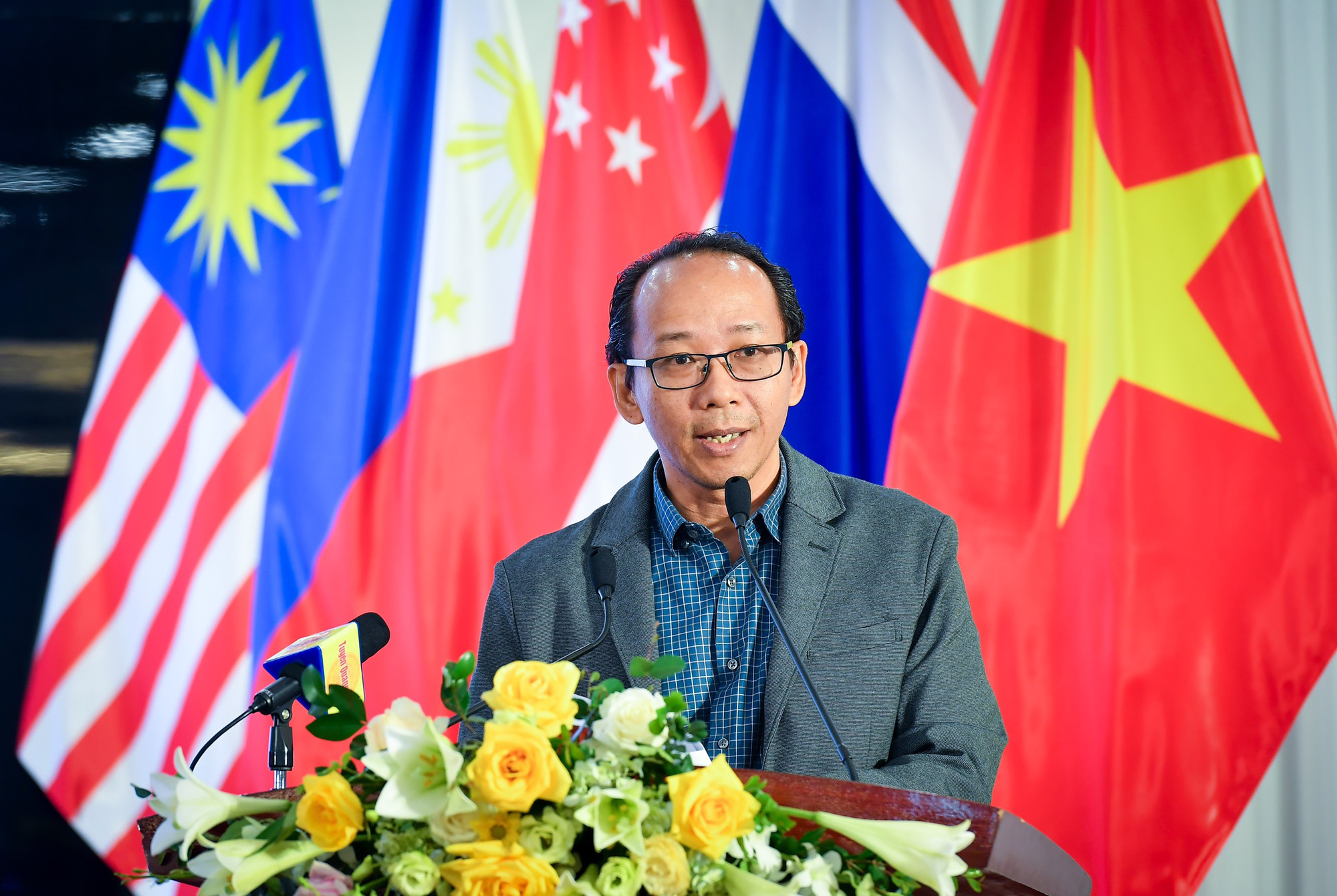 Agus Sudibyo, Chủ tịch Hội đồng Giám sát Cơ quan phát thanh truyền hình công cộng TVRI, Hội Nhà báo Indonesia trình bày tham luận tại hội thảo.