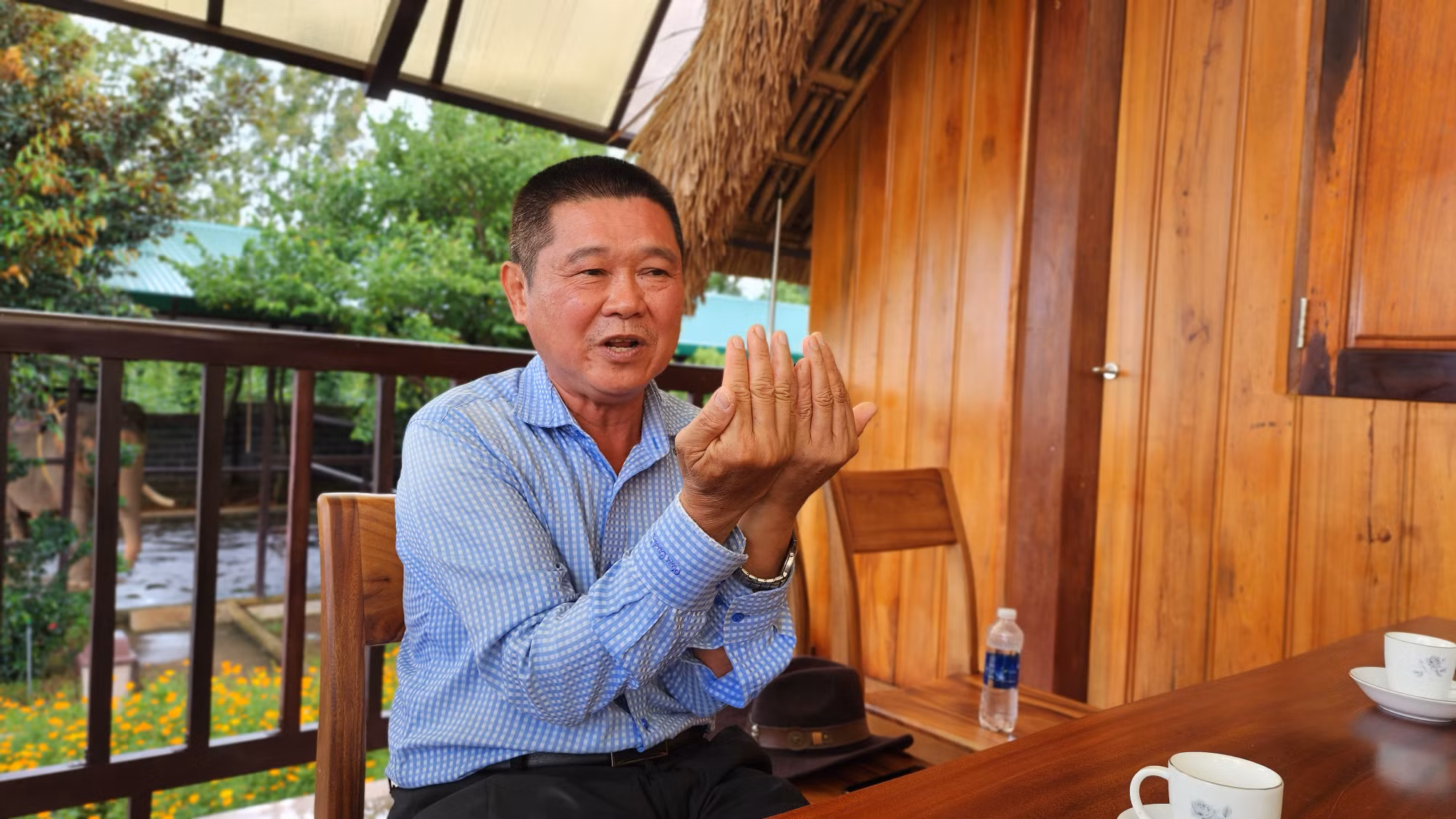 "Vua voi" Đàng Năng Long từ nhiều năm qua vẫn đau đáu với giấc mơ "ghép đôi" để voi nhà sinh sản. (Ảnh: Sơn Bách)