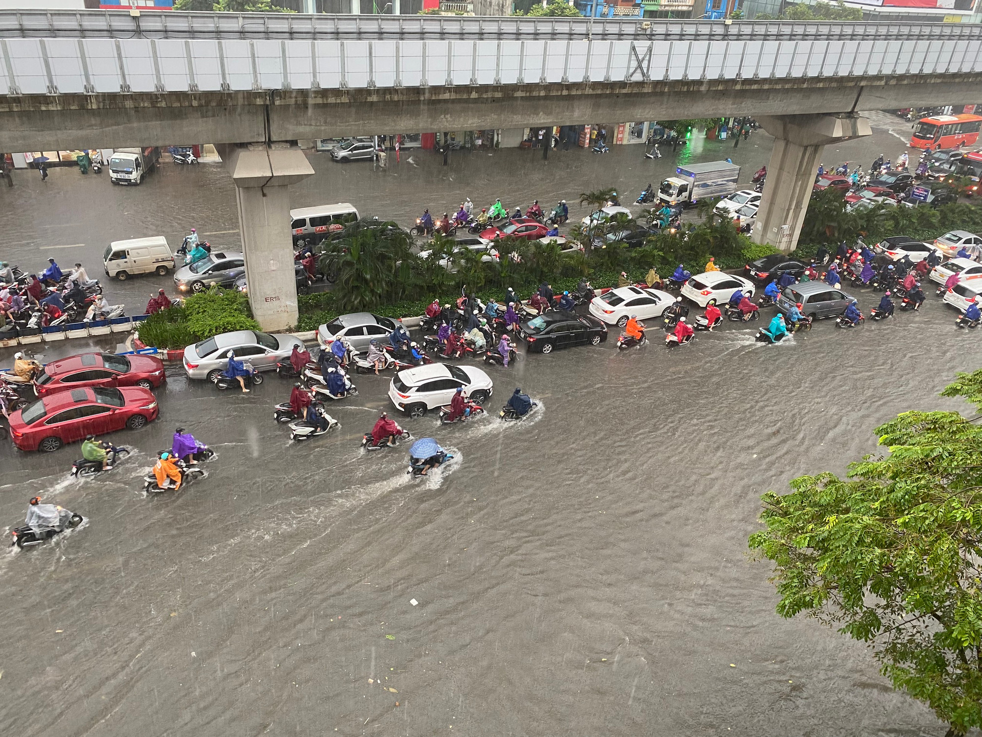 Toàn cảnh đường Nguyễn Trãi (Thanh Xuân, Hà Nội) vào 9 giờ 20 phút sáng 28/9.