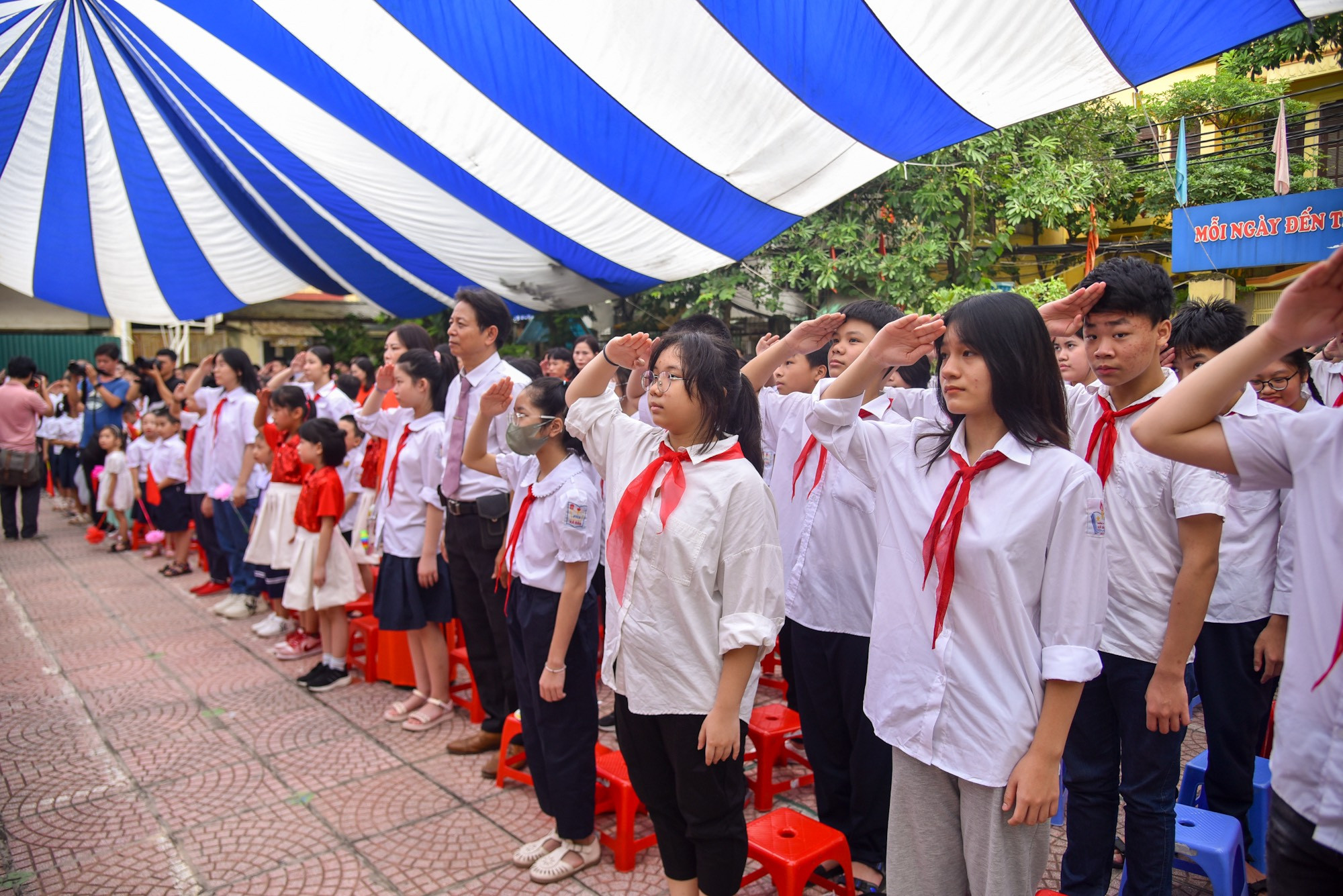 Những em học sinh không thể nghe, nói bình thường sẽ dùng ngôn ngữ ký hiệu để cất cao giai điệu hào hùng của bài Quốc ca.