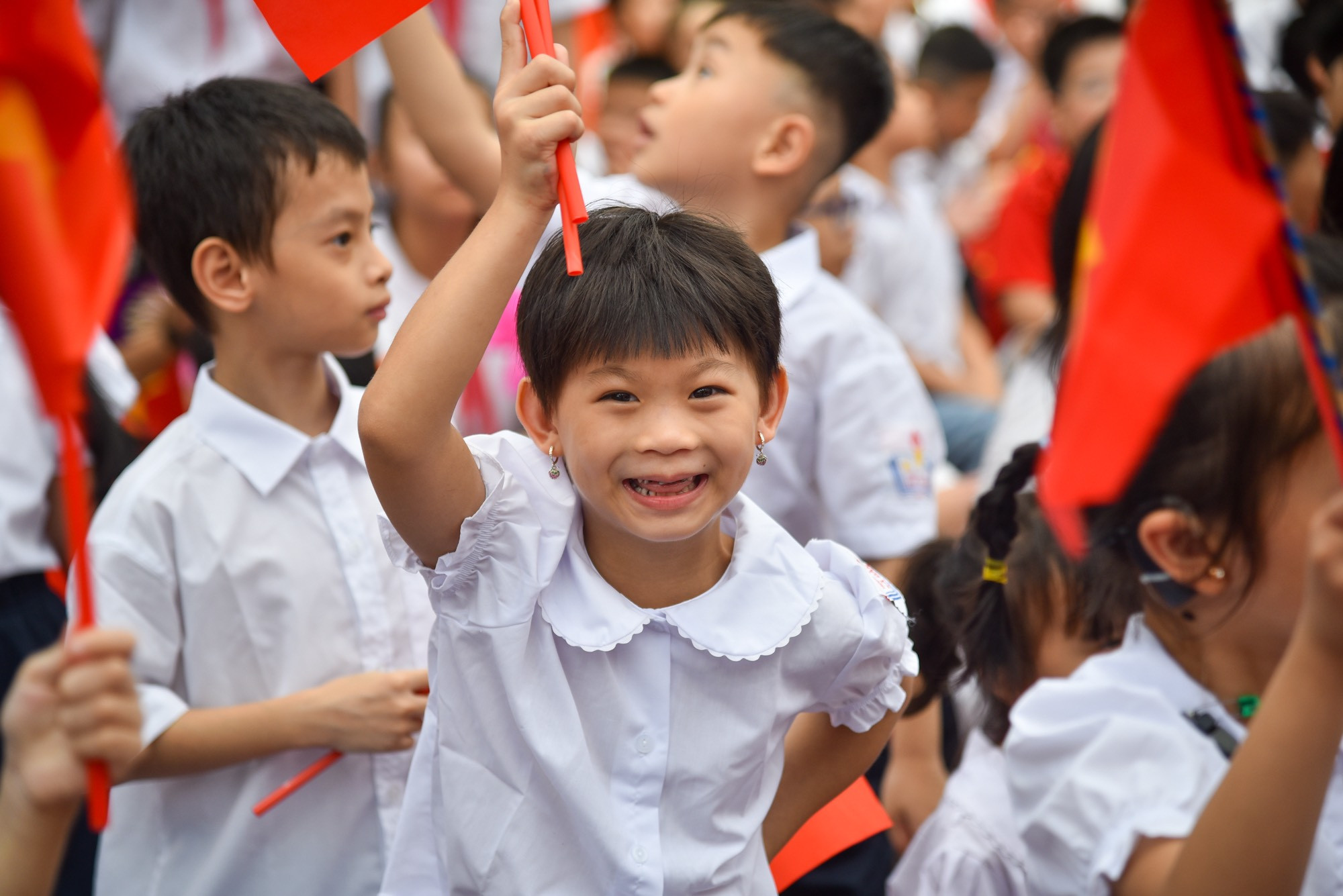 Sáng nay 5/9, hòa trong không khí khai trường của cả nước, thầy trò Trường Trung học cơ sở Xã Đàn (Hà Nội) đã tiến hành khai giảng năm học mới. Là một ngôi trường giảng dạy các em học sinh khiếm thính nên buổi khai giảng có nét đặc biệt so với những ngôi trường khác. Nụ cười hồn nhiên của các học sinh đặc biệt tại trường Xã Đàn.