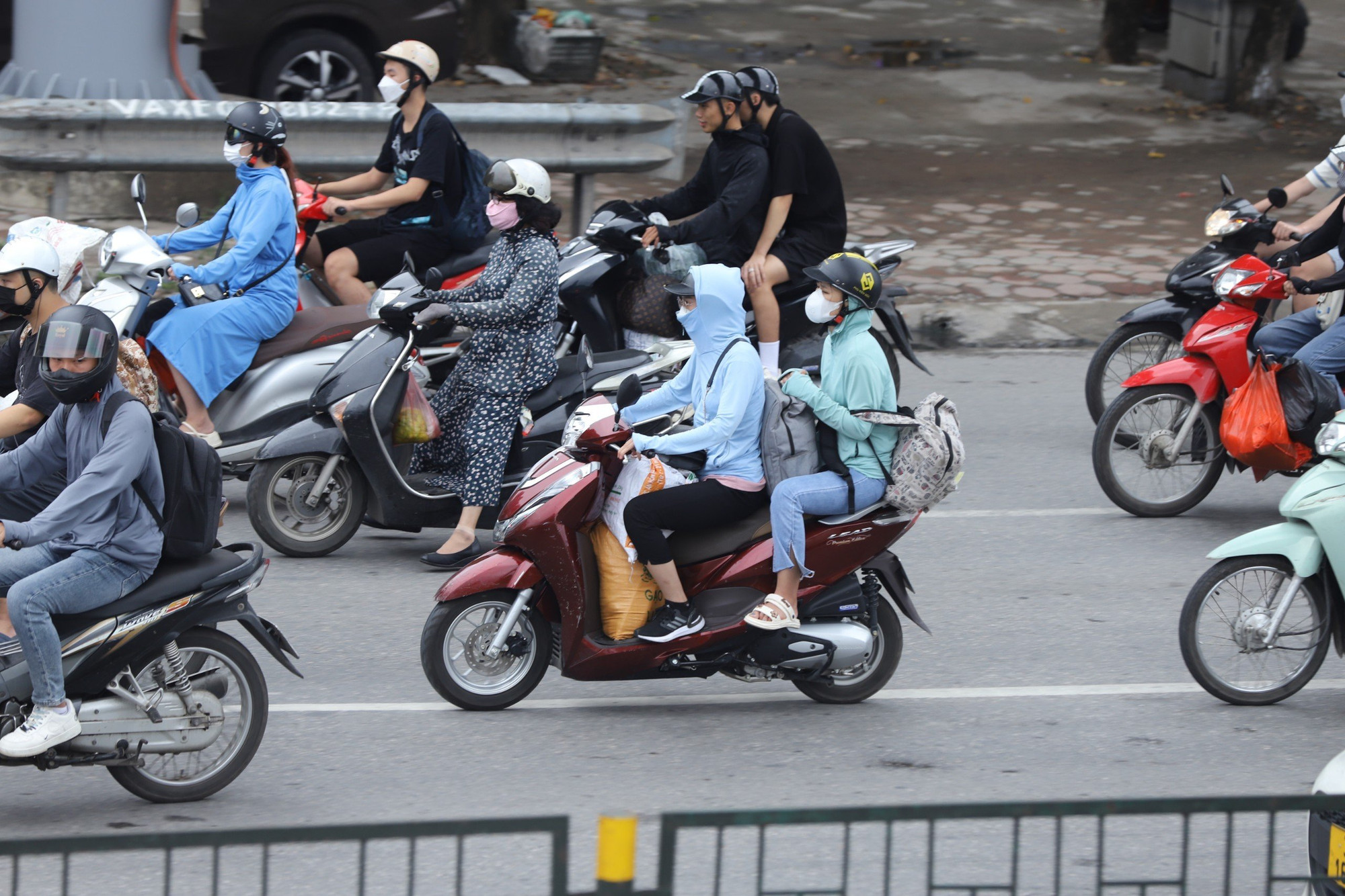 Người dân lỉnh kỉnh đồ đạc quay trở lại Thủ đô sau 4 ngày nghỉ lễ.