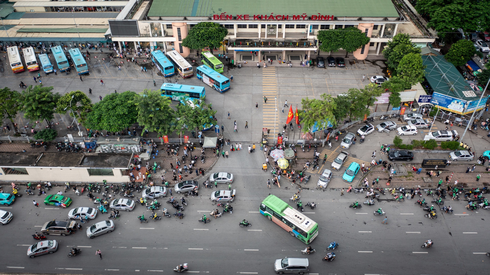 Tại bến xe Mỹ Đình khá vắng vẻ. Hoạt động vận tải hành khách ở đây ở mức trung bình. (Ảnh: THÀNH ĐẠT)