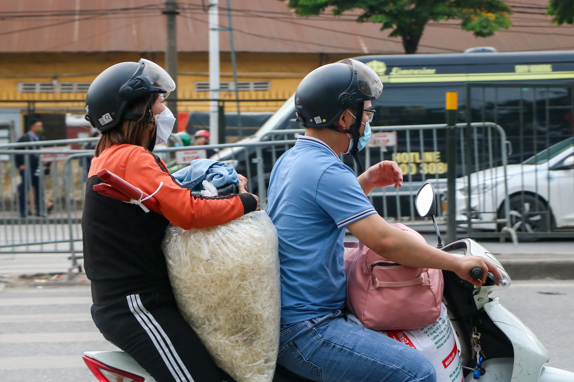 Người dân lỉnh kỉnh đồ đạc trên đường về quê nghỉ lễ.