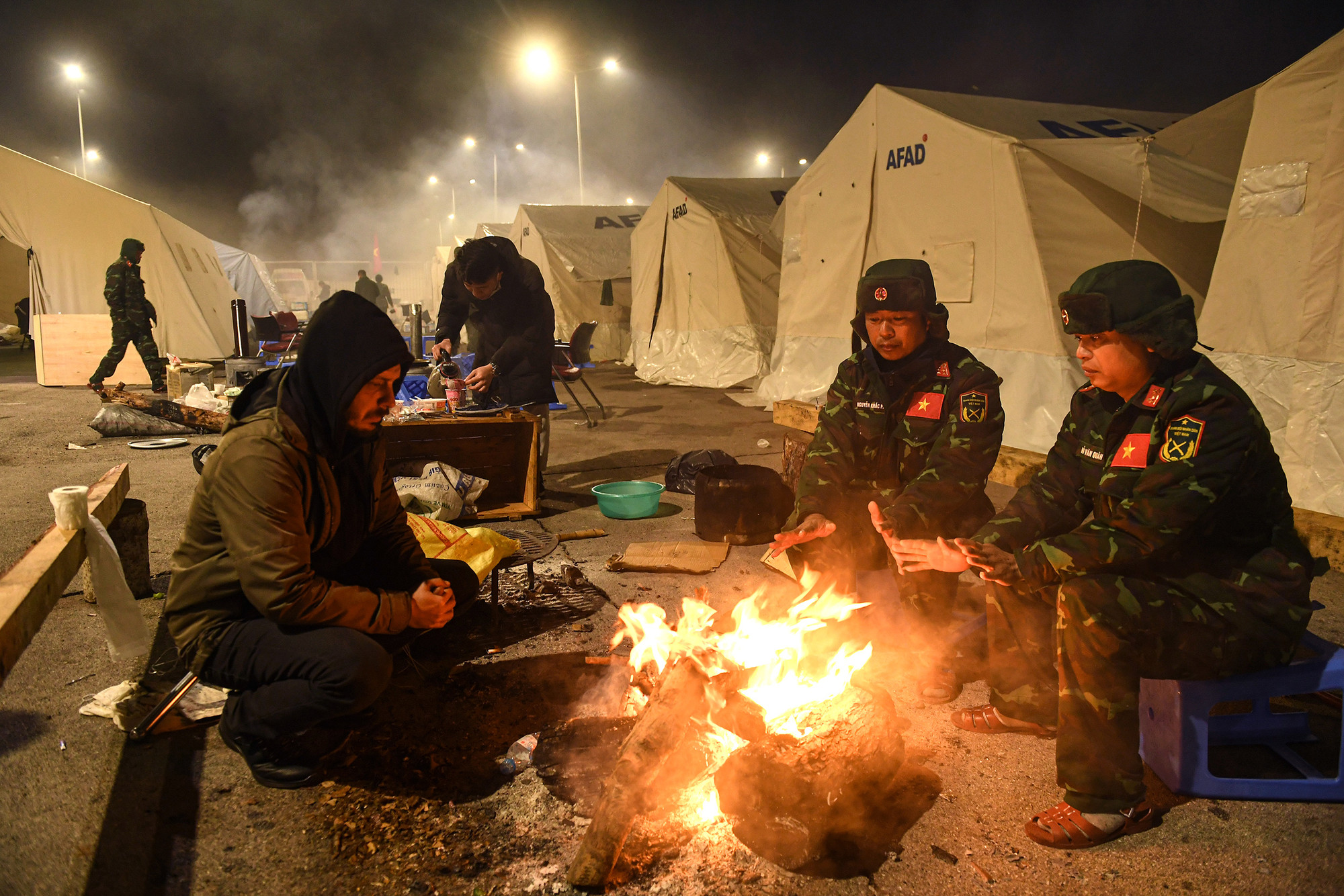 Sau gần 10 ngày trên đất bạn, đoàn cứu nạn cứu hộ của Quân đội nhân dân Việt Nam đã hoàn thành nhiệm vụ. Đêm cuối cùng trước khi lên đường về nước, trời Hatay vẫn lạnh buốt khi nhiệt độ chỉ chừng 5-7 độ C. Sau gần 10 ngày trên đất bạn, đoàn cứu nạn cứu hộ của Quân đội nhân dân Việt Nam đã hoàn thành nhiệm vụ. Đêm cuối cùng trước khi lên đường về nước, trời Hatay vẫn lạnh buốt khi nhiệt độ chỉ chừng 5-7 độ C.