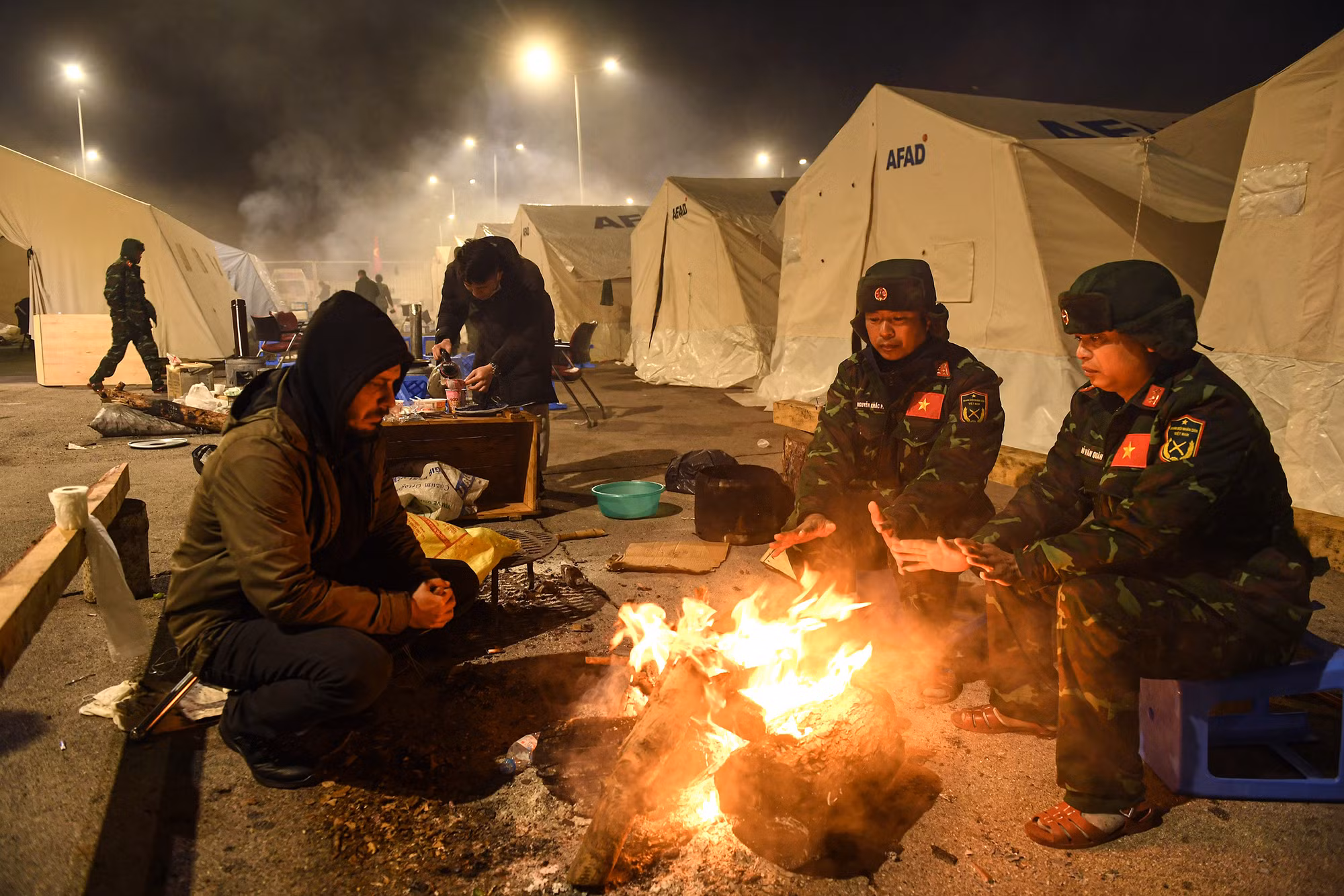 Sau gần 10 ngày trên đất bạn, đoàn cứu nạn cứu hộ của Quân đội nhân dân Việt Nam đã hoàn thành nhiệm vụ. Đêm cuối cùng trước khi lên đường về nước, trời Hatay vẫn lạnh buốt khi nhiệt độ chỉ chừng 5-7 độ C.