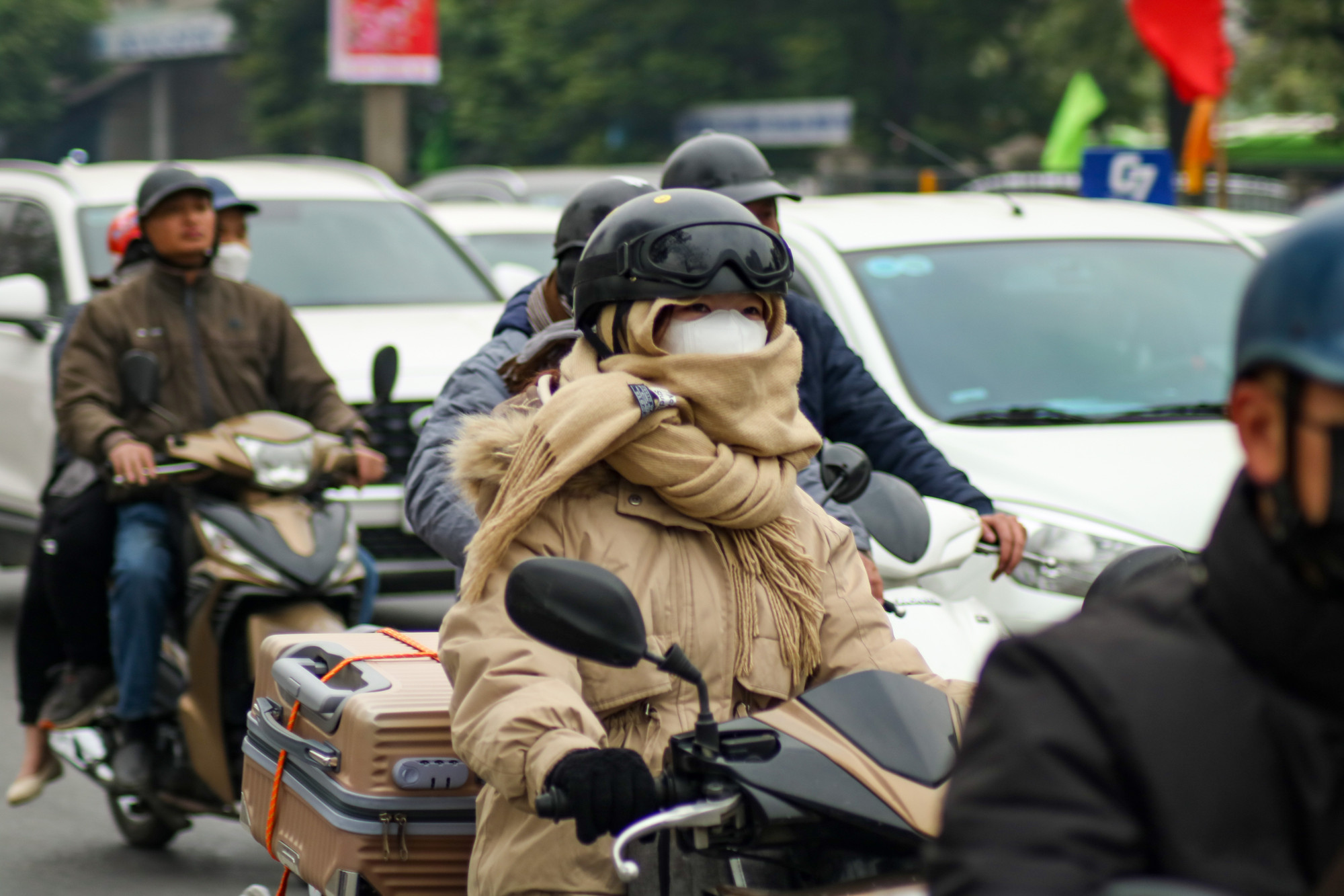 Thời tiết Hà Nội hôm nay khá lạnh (14-18 độ C) nên người dân đều trang bị đầy đủ cho mình từ áo phao, khăn len, găng tay,… giúp tránh khỏi sự giá rét trong chuyến hành trình hồi hương của mình.